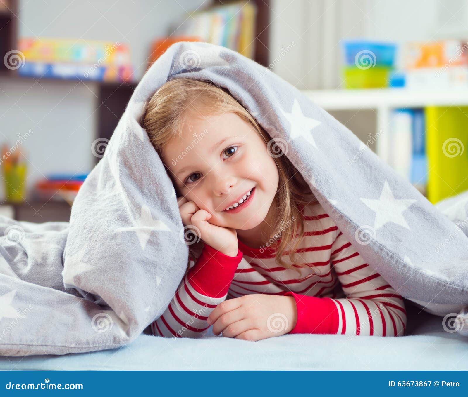 под одеялом. ребенок спит под одеялом. ребенок под одеялом холодный. ребенок в пледе. укутаться в плед.