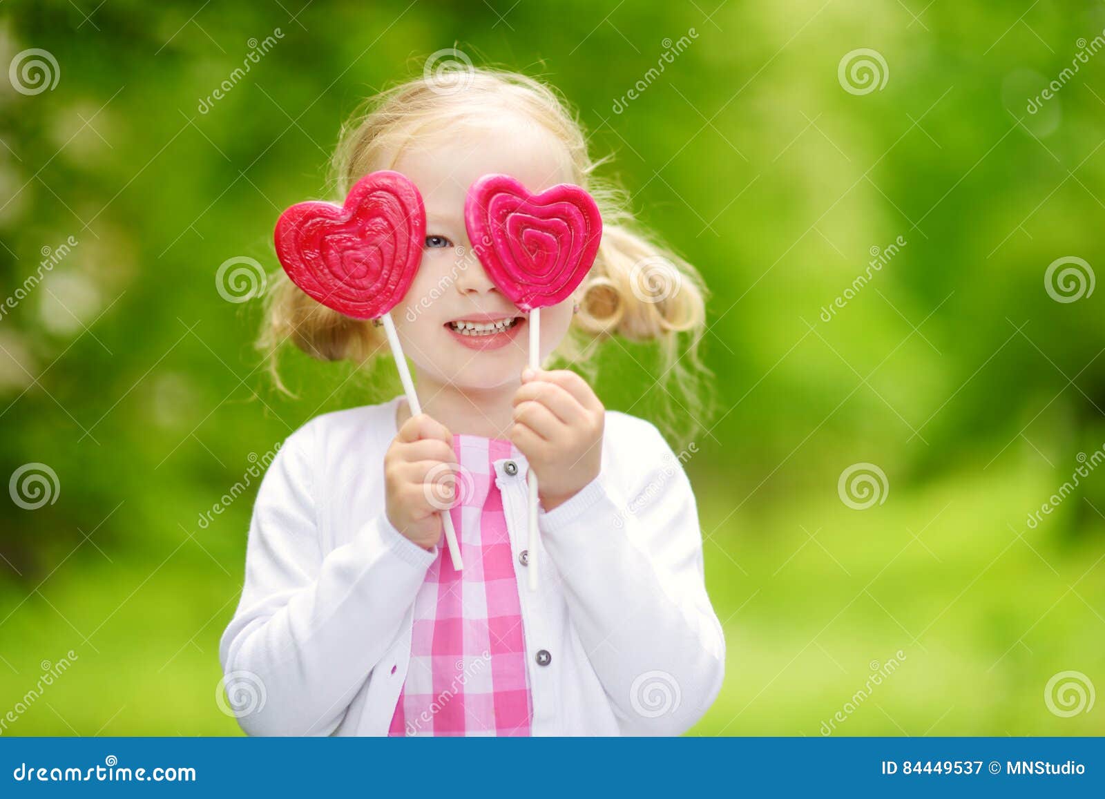 маленькая девочка с розами. яркие игрушки. рисунки для девочек. было для девочки интересней и. веселая девочка.