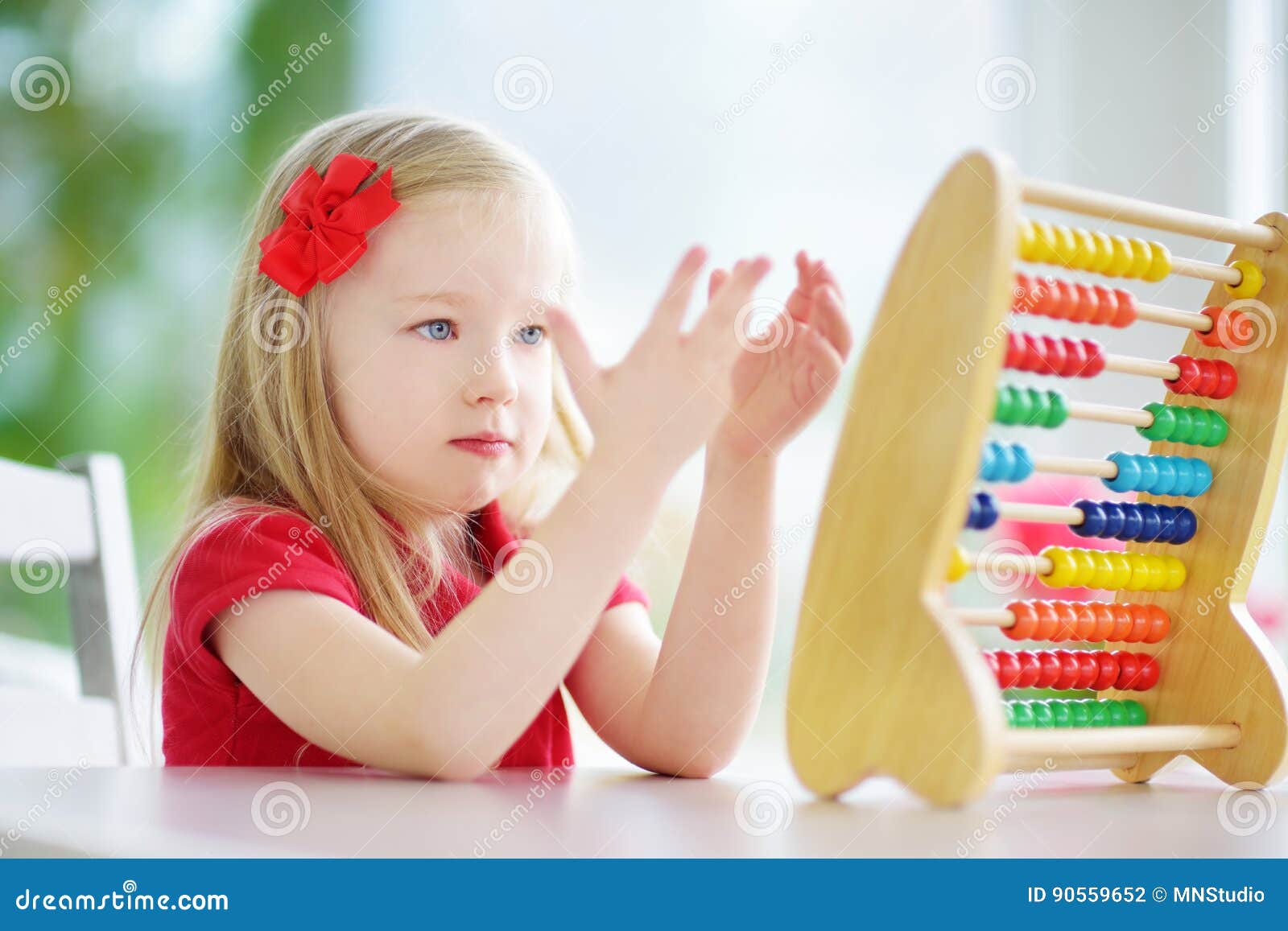 Ментальная арифметика для детей. Дети считают красивой. Дети считают фото. Счеты для детей. Считать предметы для детей.