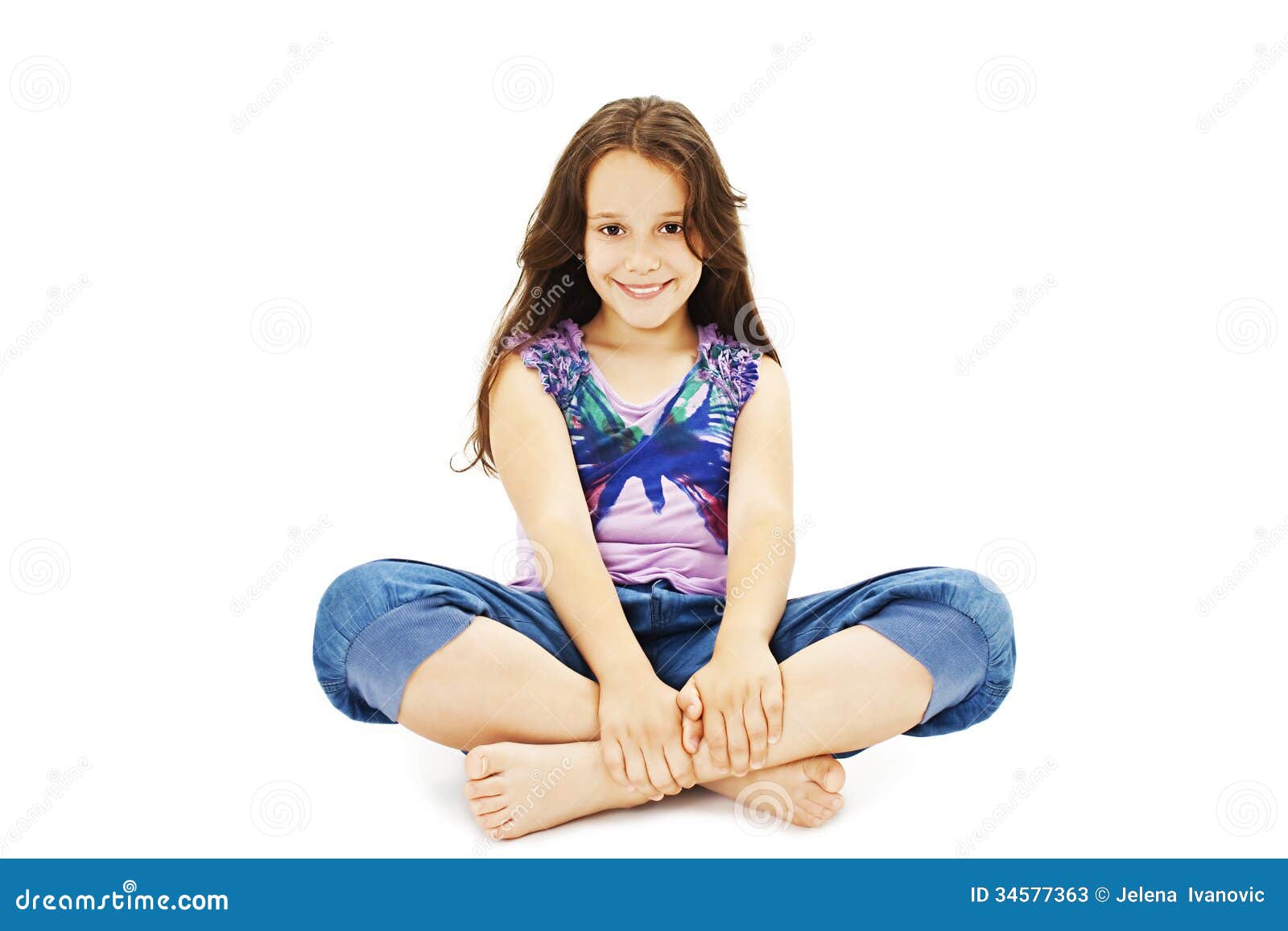 Девочка в джинсах лежит на животе. Девочка сидит -девочки сидят. Девочка, сидящая на полу с медалями. Девочка сидит и что то говорит. Девочка сидит.