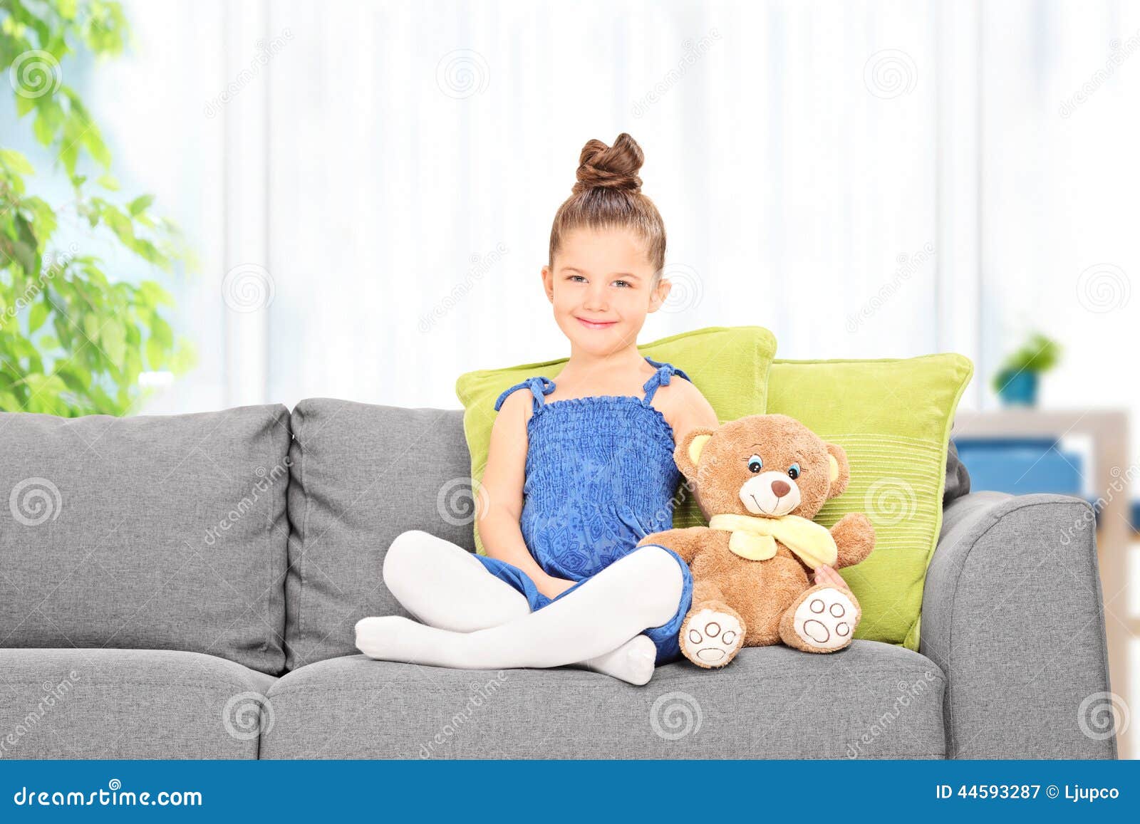 девочка лежиттна диване. грустная женщина на диване. диван для подростка. девочка лежит на диване. девочка выросла в диван.