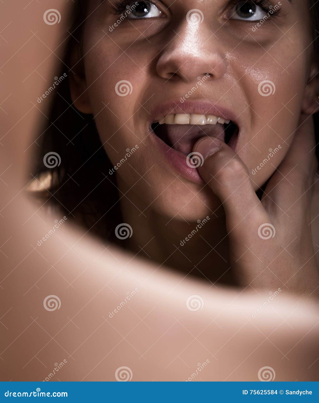Жена руками и ртом. Палец во рту у девушки. Большой палец во рту. Женщина с пальцем у рта.