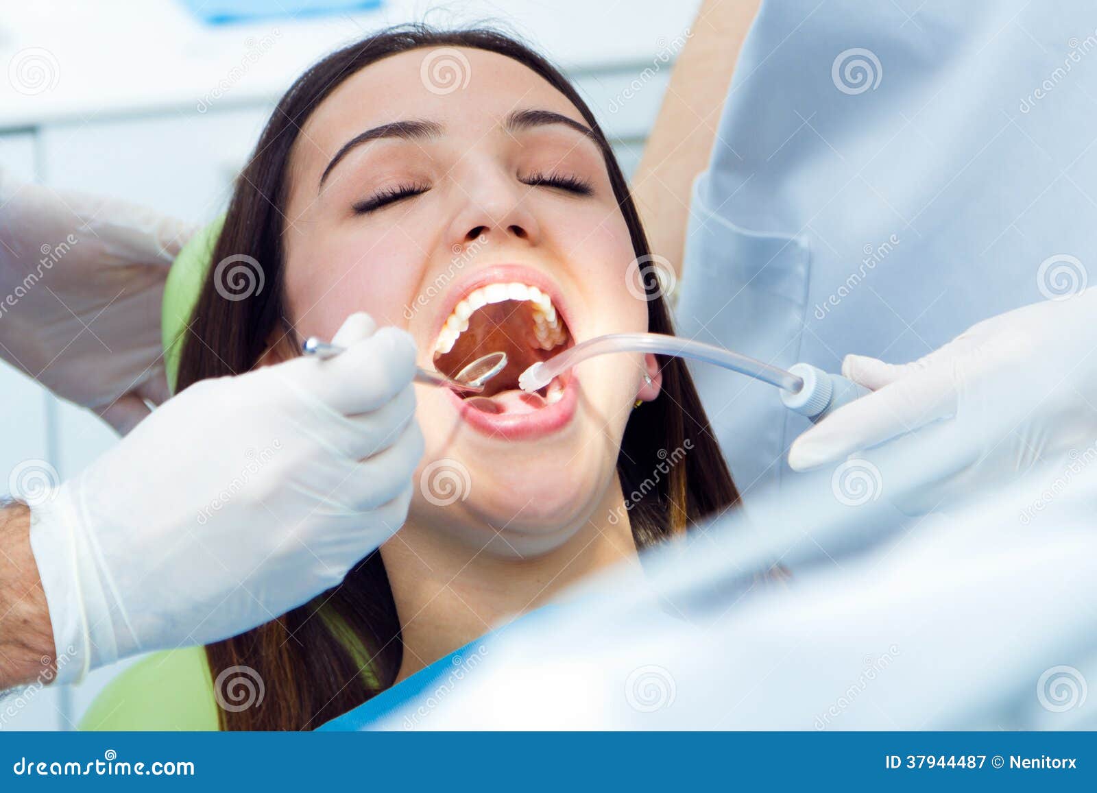 Открой рот видела. Открытый рот у стоматолога. Девочка у стоматолога. У стоматолога с открытым ртом.