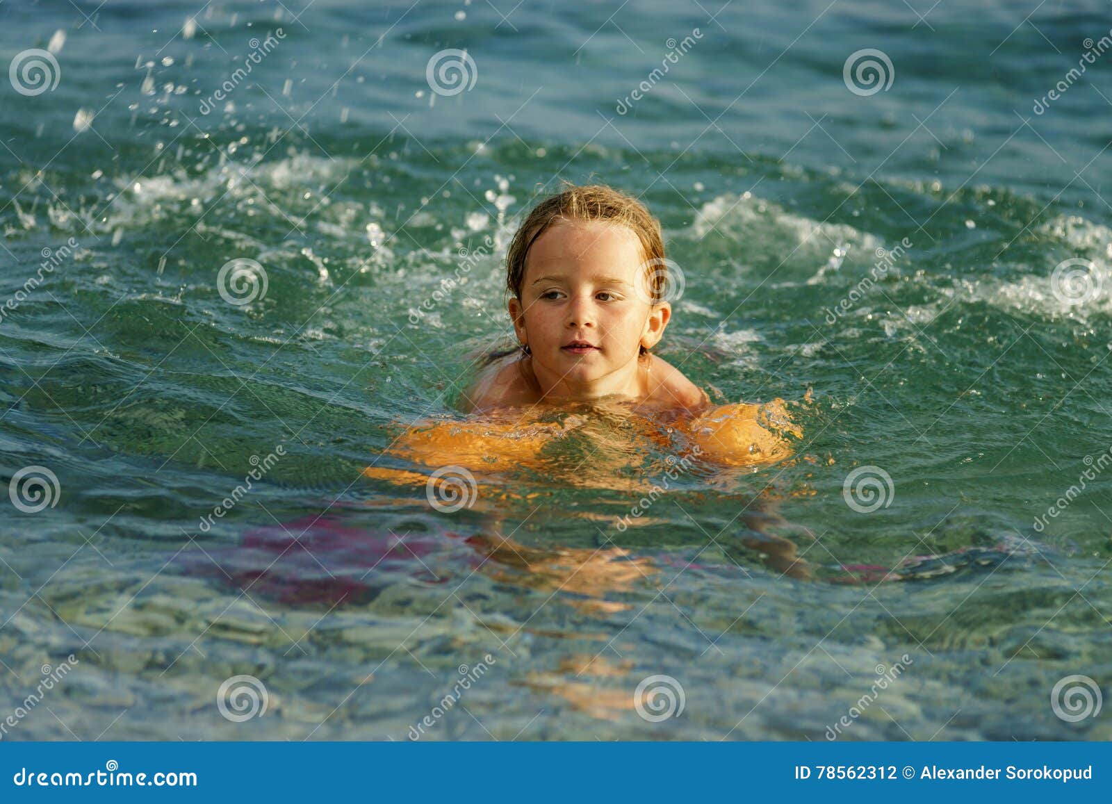 Купаюсь в 10 лет. Девочка купается в море. Купание девочек на море. Дети купаются в море. Девушка плавает в море.