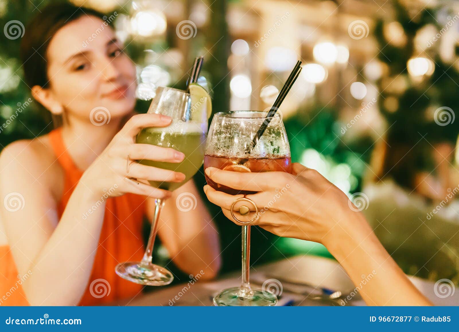 Девочки пьют шампанское с кисок
