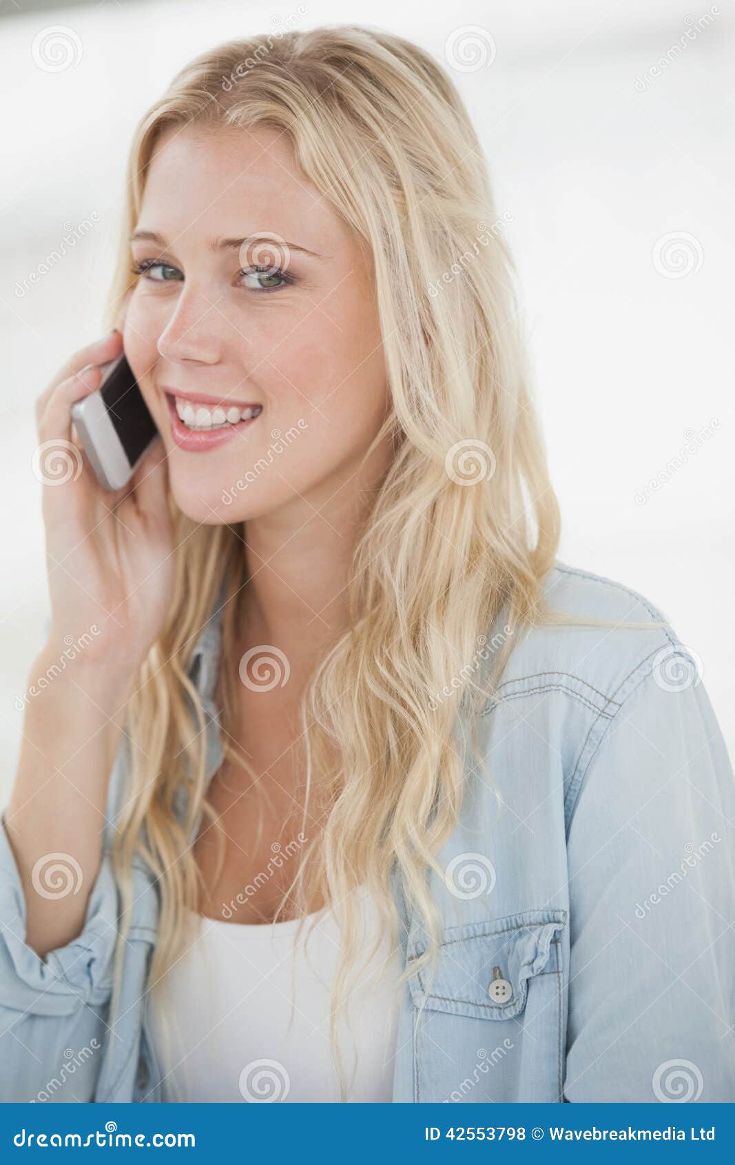 Снято на телефон с блондинкой. Блондинка с мобильником. Блондинка говорит по телефону. Блондинка с телефоном. Девушка блондинка с телефоном.