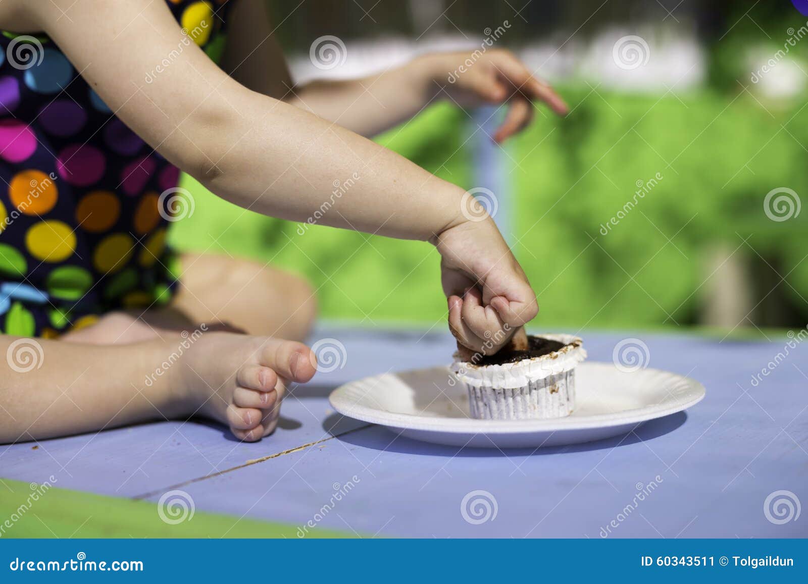 человек облизывает палец. пробуют пальцем. человек показывает два пальца. пробуют пальцем. девочка ребенок облизывает пальцы.