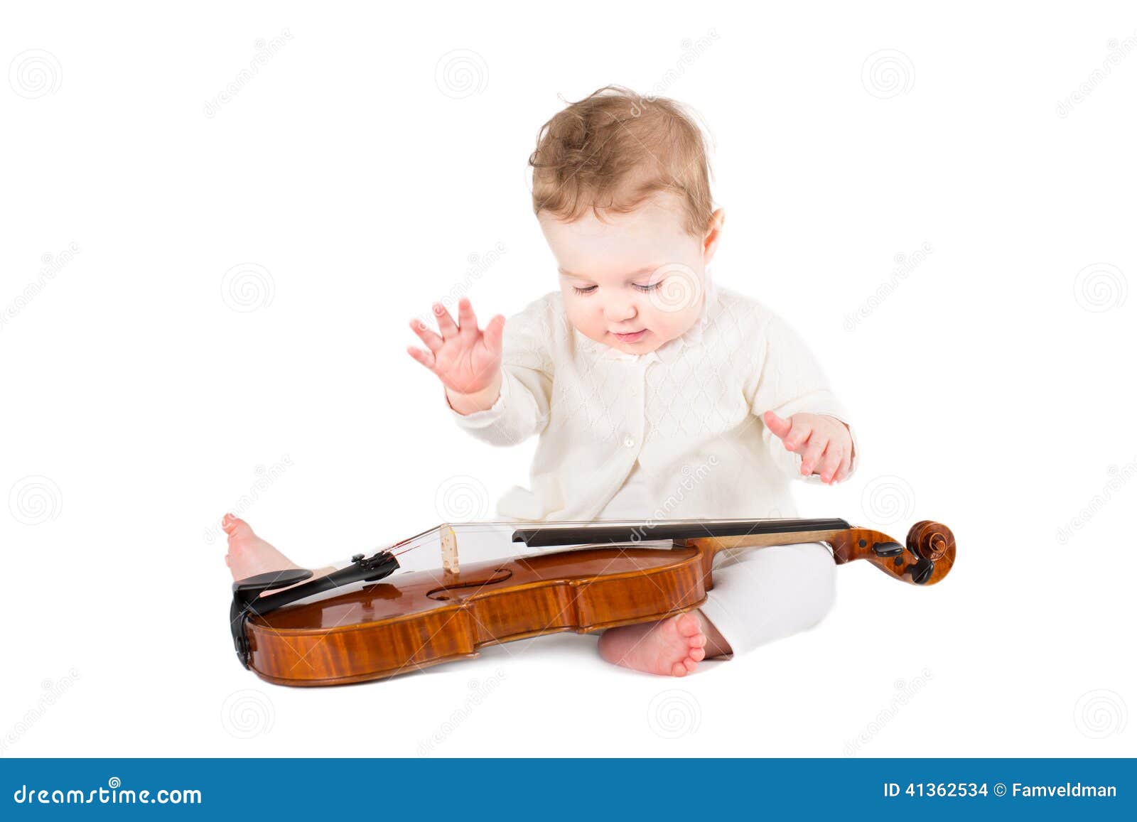 Старший брат скрипки. Скрипка для детей. Мальчик со скрипкой. Ребенок играет на скрипке. Дети играют на музыкальных инструментах.