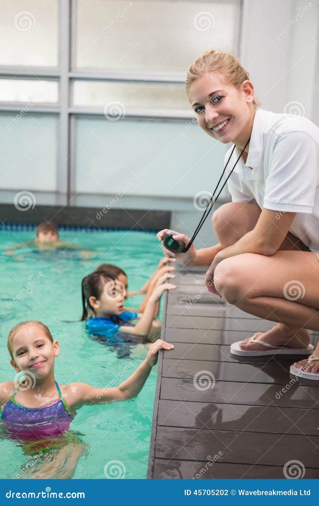 Преподаватель плавание. Детский инструктор по плаванию. Дети в бассейне с тренером. Бассейн тренер учит. Тренер учит ребенка в бассейне.