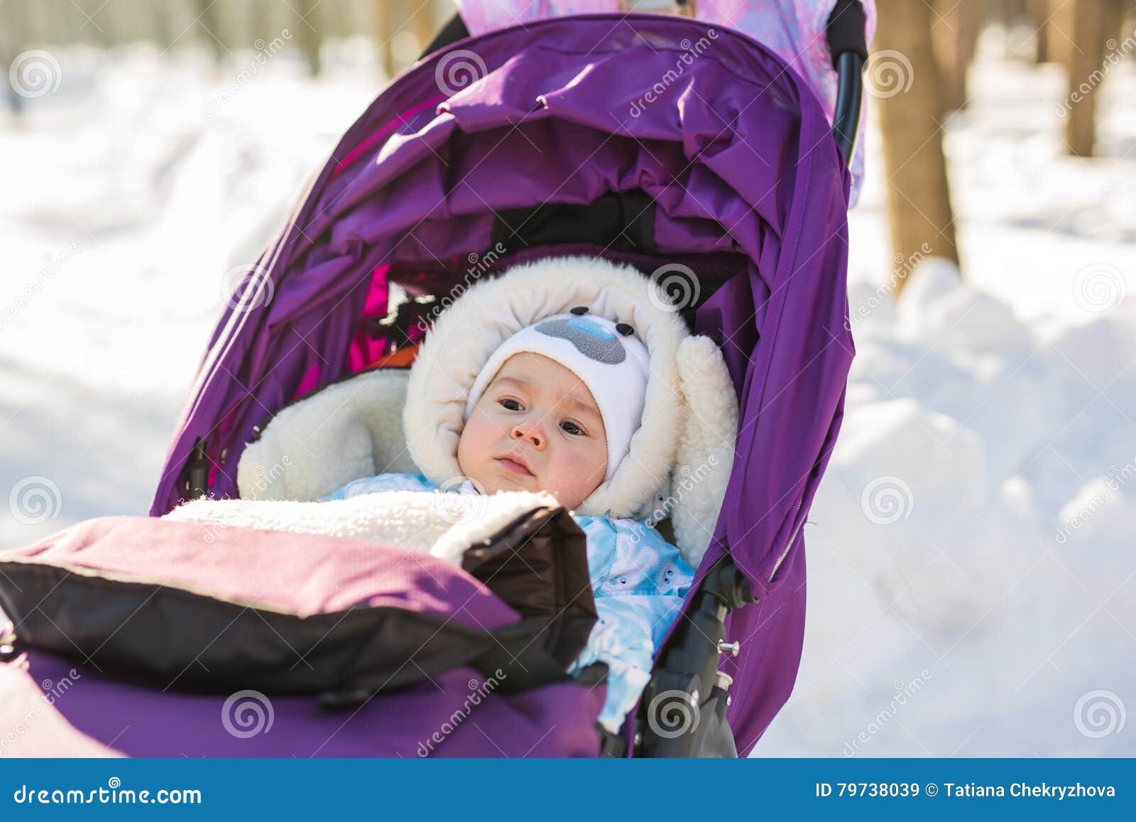 Ребенок в коляске. Ребенок в коляске. Прогулка с новорожденным зимой на руках. Малыш в коляске зимой. Дети на прогулке зима.