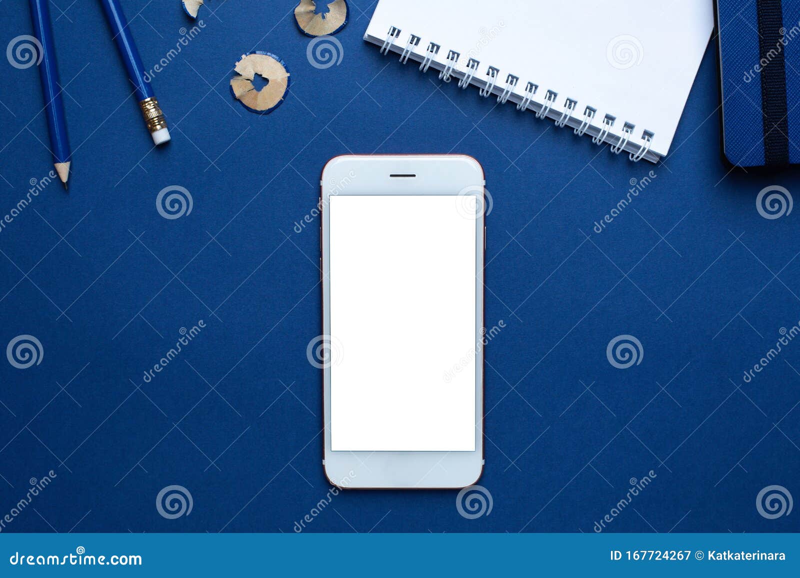 Мобильный телефон и белая, голубая ноутбук офиса карандашом на классической  синий фон Модный цвета Pantone 2020 Стоковое Изображение - изображение  насчитывающей передвижно, экземпляр: 167724267