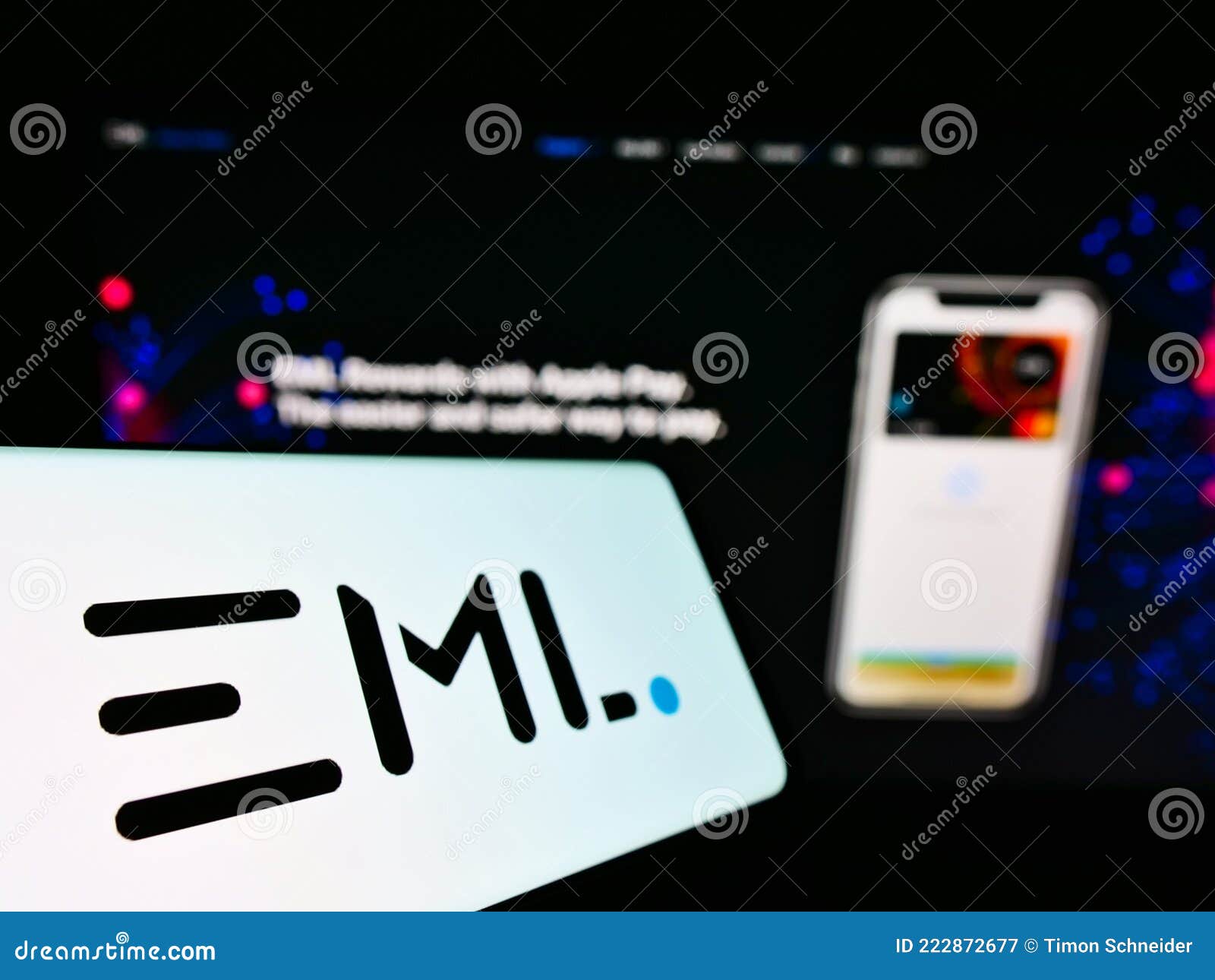 мобильный телефон с логотипом австралийской финансовой компании Eml  Payments Limited на экране перед веб-страницей. Редакционное Фотография -  изображение насчитывающей логос, компания: 222872677