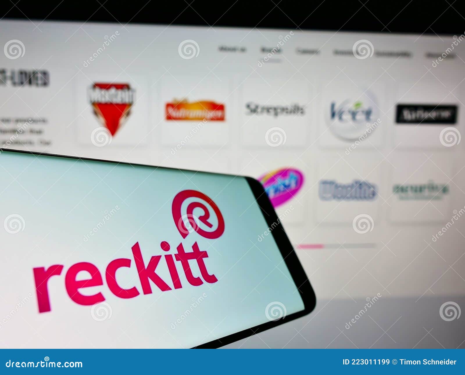 мобильный телефон с логотипом товаров народного потребления компании  Reckitt Benckiser Group Plc на экране перед бизнес-сайтом. Редакционное  Стоковое Изображение - изображение насчитывающей перечислено, интернет:  223011199