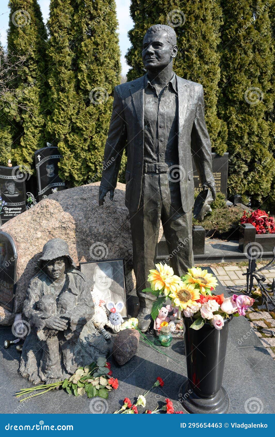 Памятник галкину владиславу фото на кладбище А родные не пришли": заброшенная могила Владислава Галкина расстроила всех Дважд