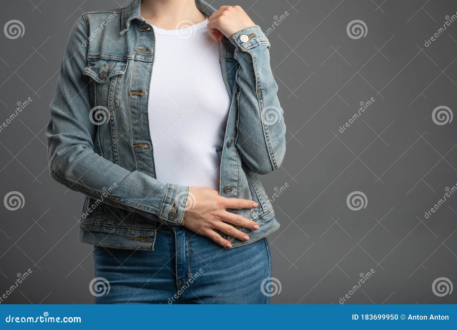 Модель-макета белая футболка с куртку джинсовой ткани на сером изолятепредпосылки для марок логоса дизайна Стоковое Фото - изображениенасчитывающей джинсыы, конструкция: 183699950