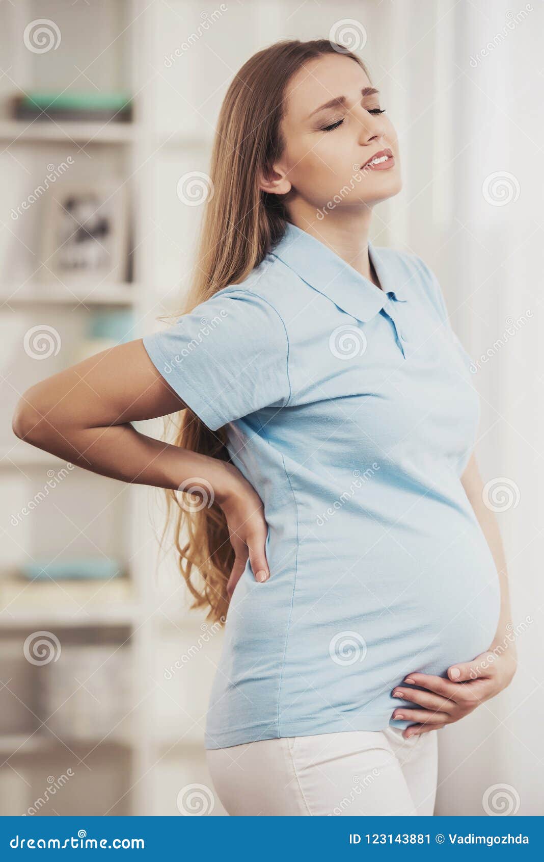 Молодая беременная девочка