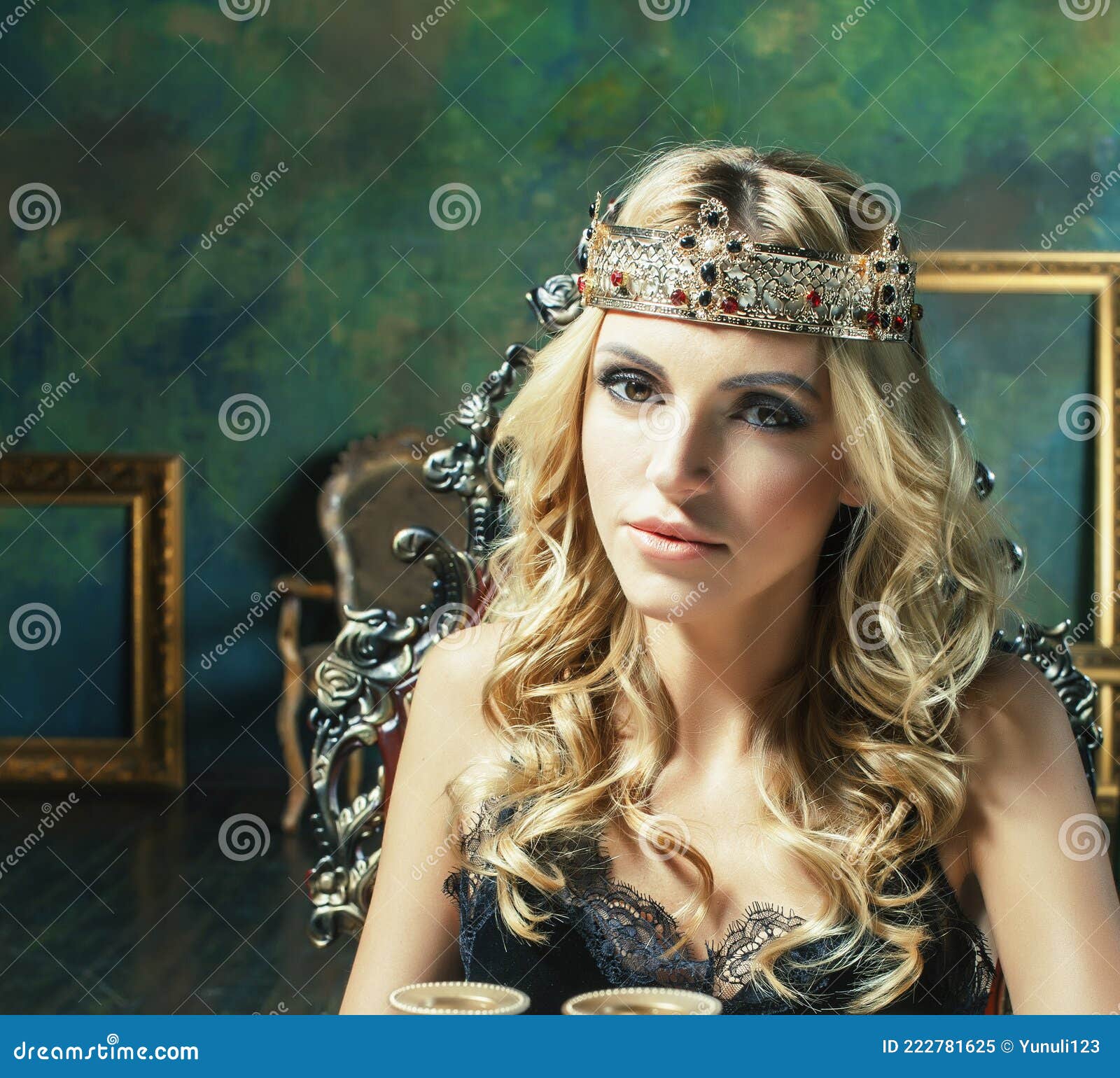 молодая блондинка в короне в сказочном роскошном интерьере с пустыми антикварными рамками Стоковое Изображение - изображение насчитывающей платье, счастливо: 222781625