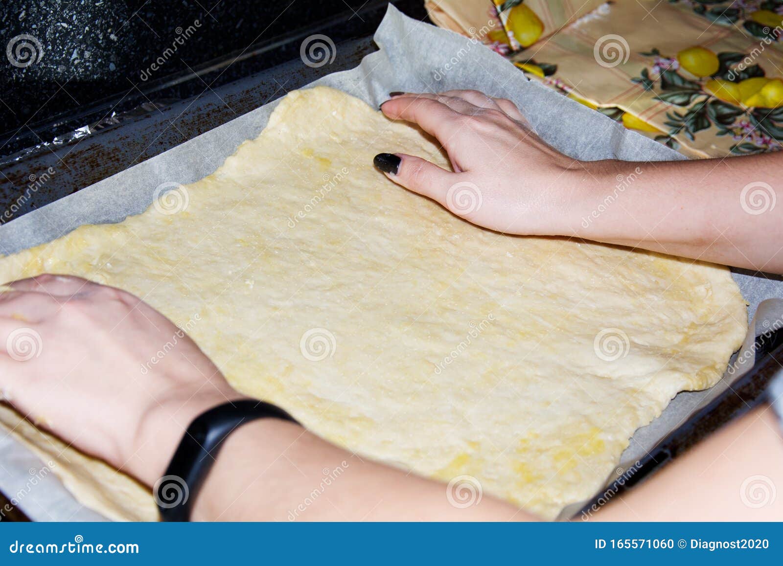 можно ли выпекать на фольге пиццу в духовке вместо пергаментной бумаги фото 52