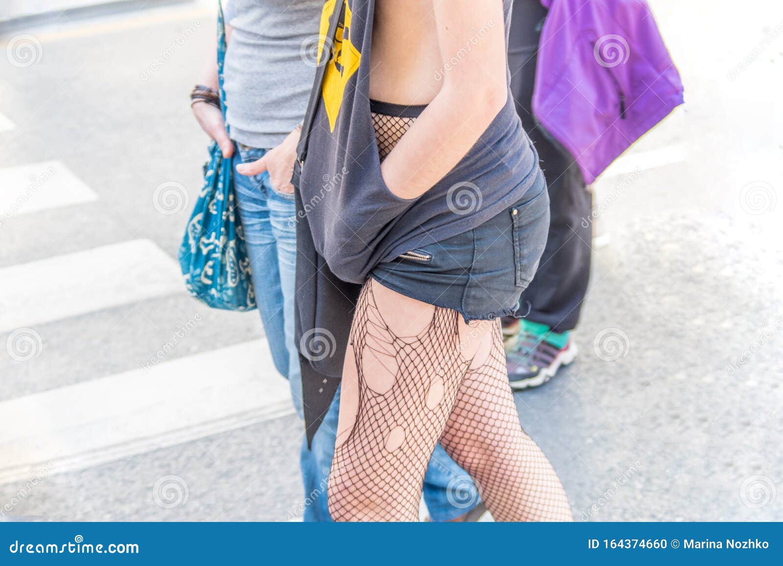 Молодая девушка в шортах и натряханных колготках на демонстрации на майский день Стоковое Фото - изображение насчитывающей перемещение, протестующий: 164374660