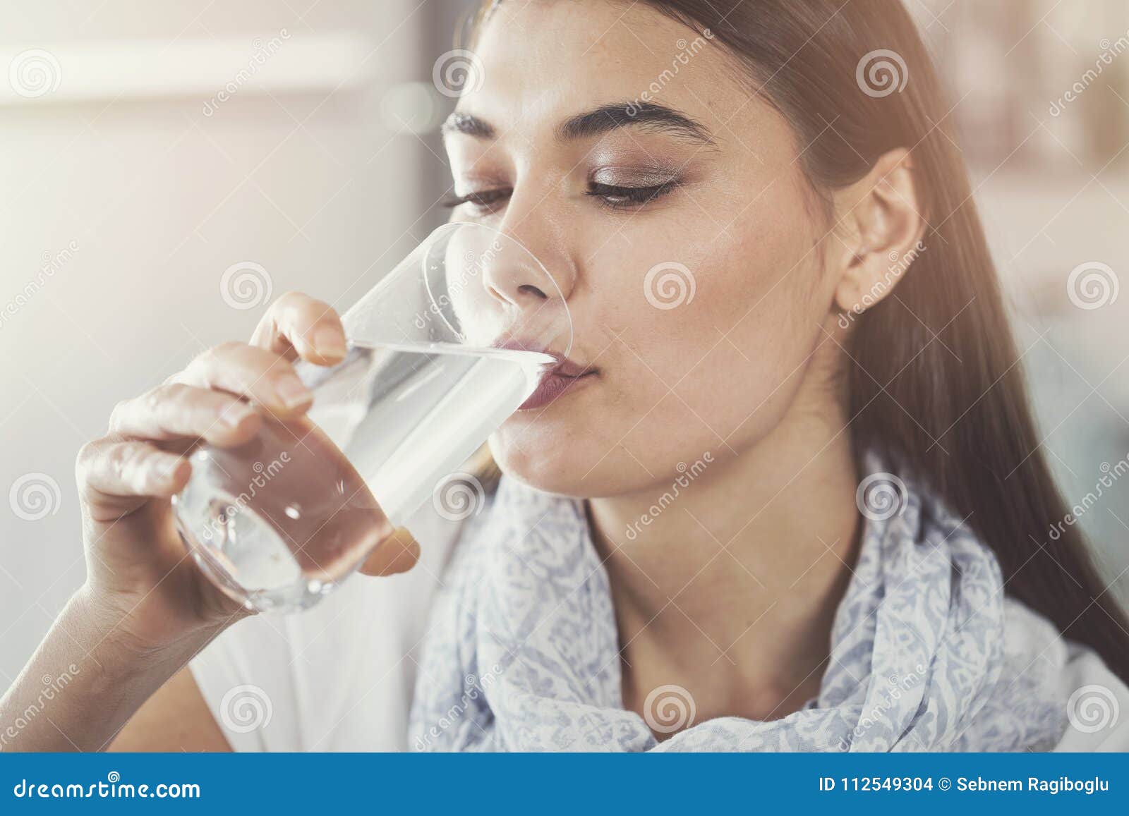 Вкус и запах питьевой воды. Женщина пьет. Девушка пьет воду из стакана. Девушка пьет чистую воду. Женщина пьет чистую воду фото.