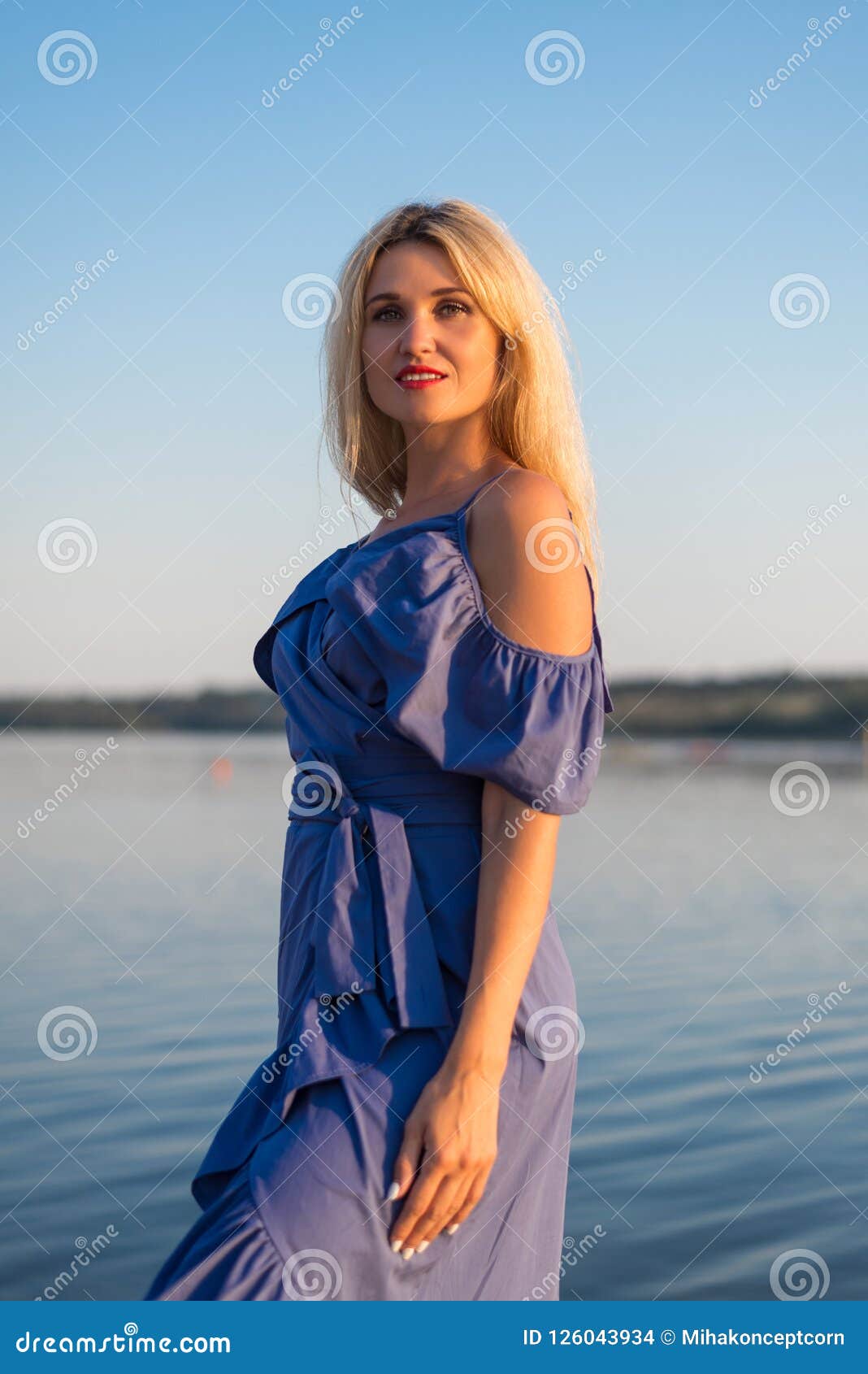 Платье Стоило