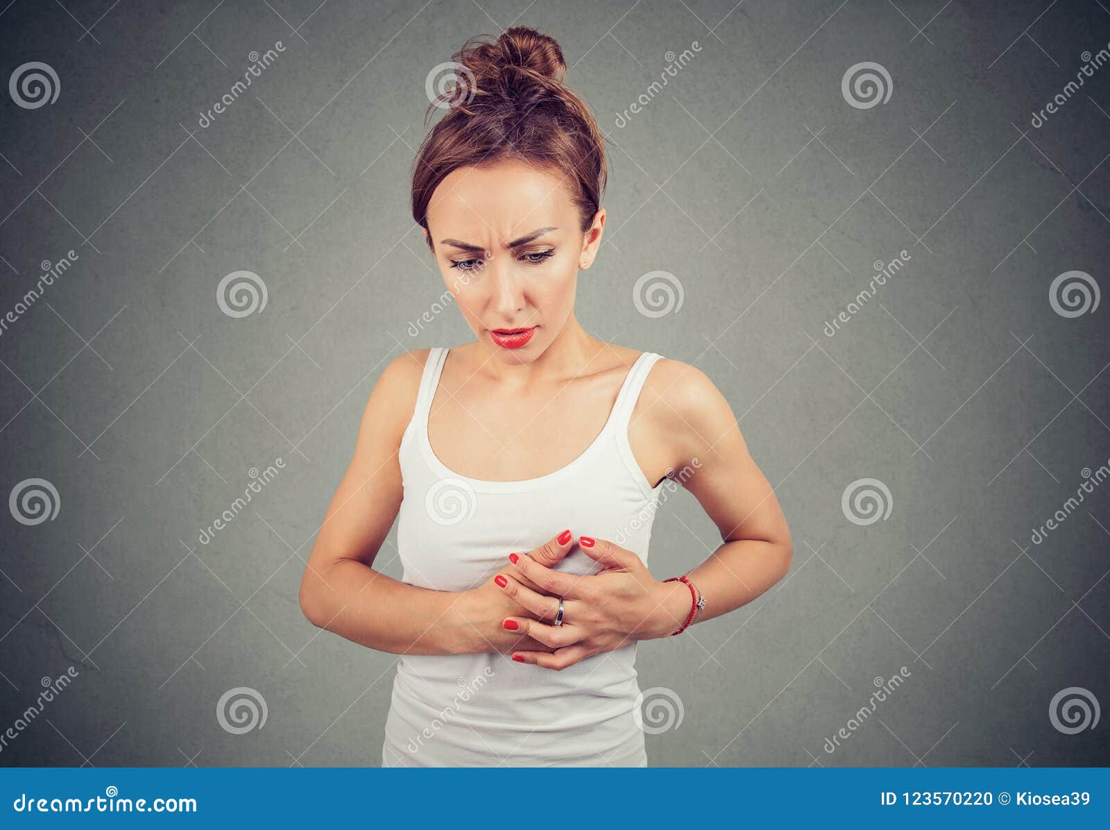 Молодая женщина при боль груди комода ощупывая шишка Стоковое Фото - изображение насчитывающей молоковыведение, приложения: 123570220