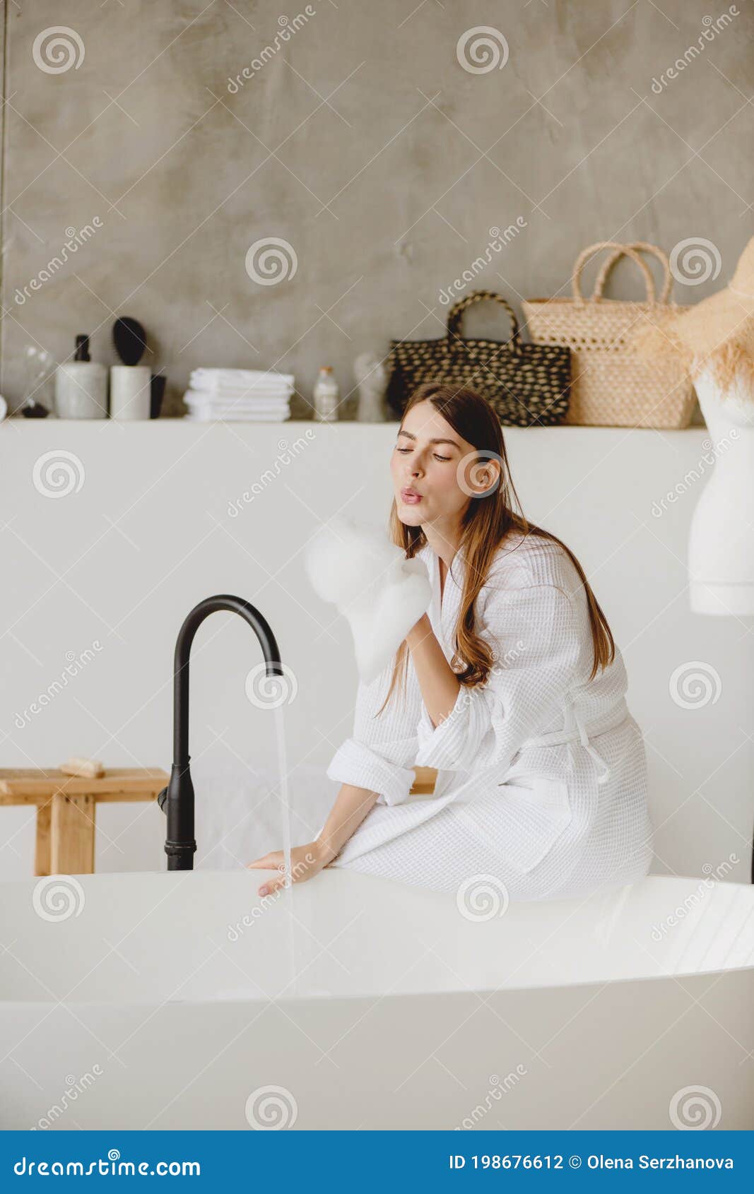Дама в пенной ванной