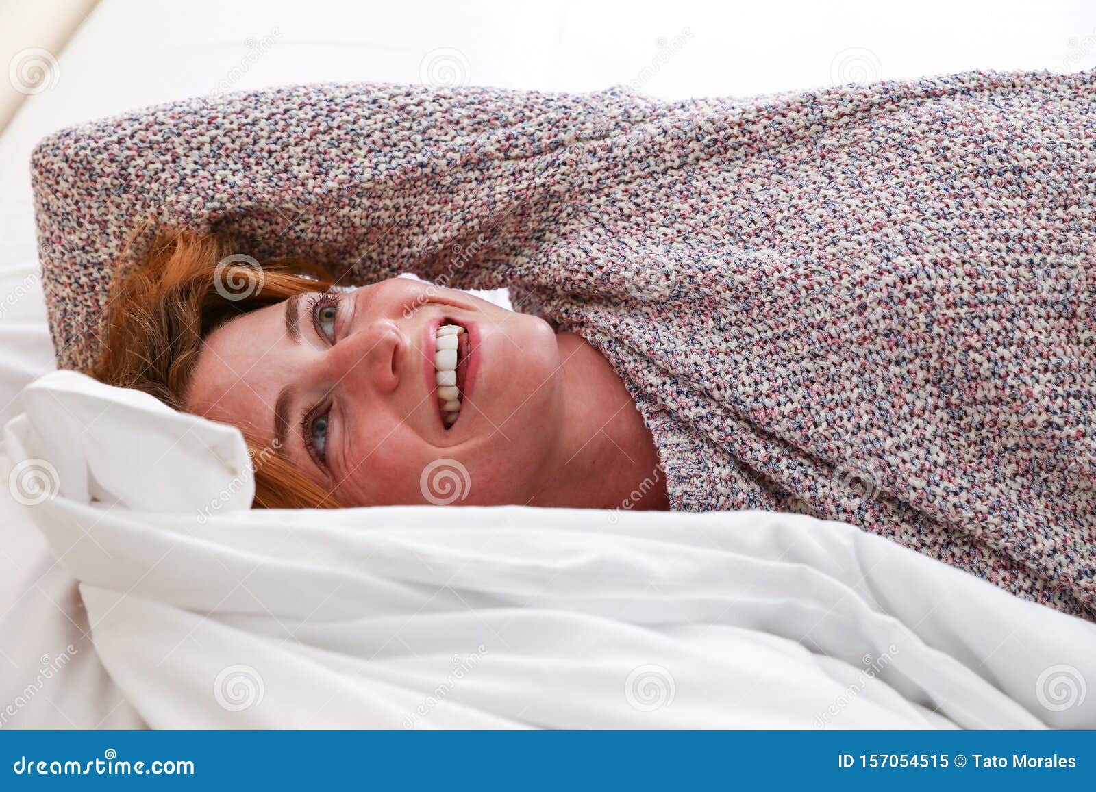 Сексуальная женщина резвится на постели