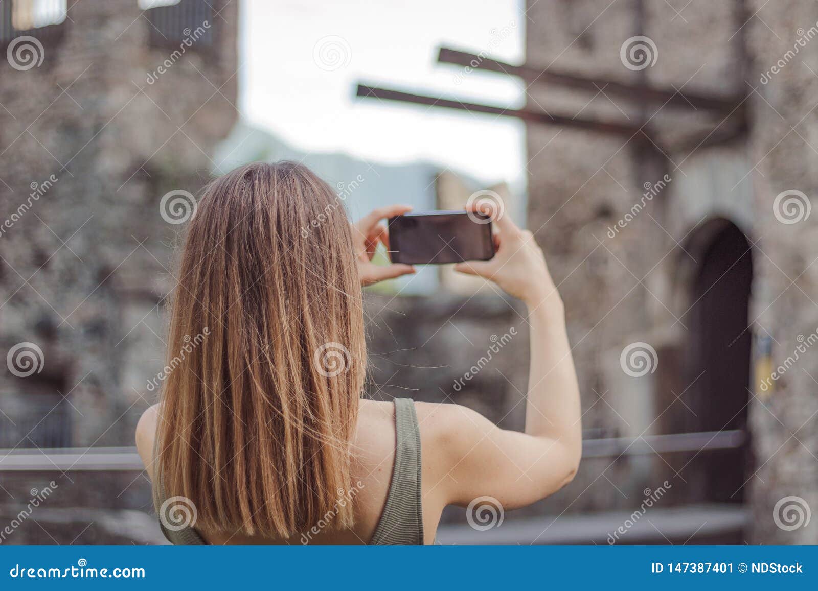 Молодая женщина фотографируется