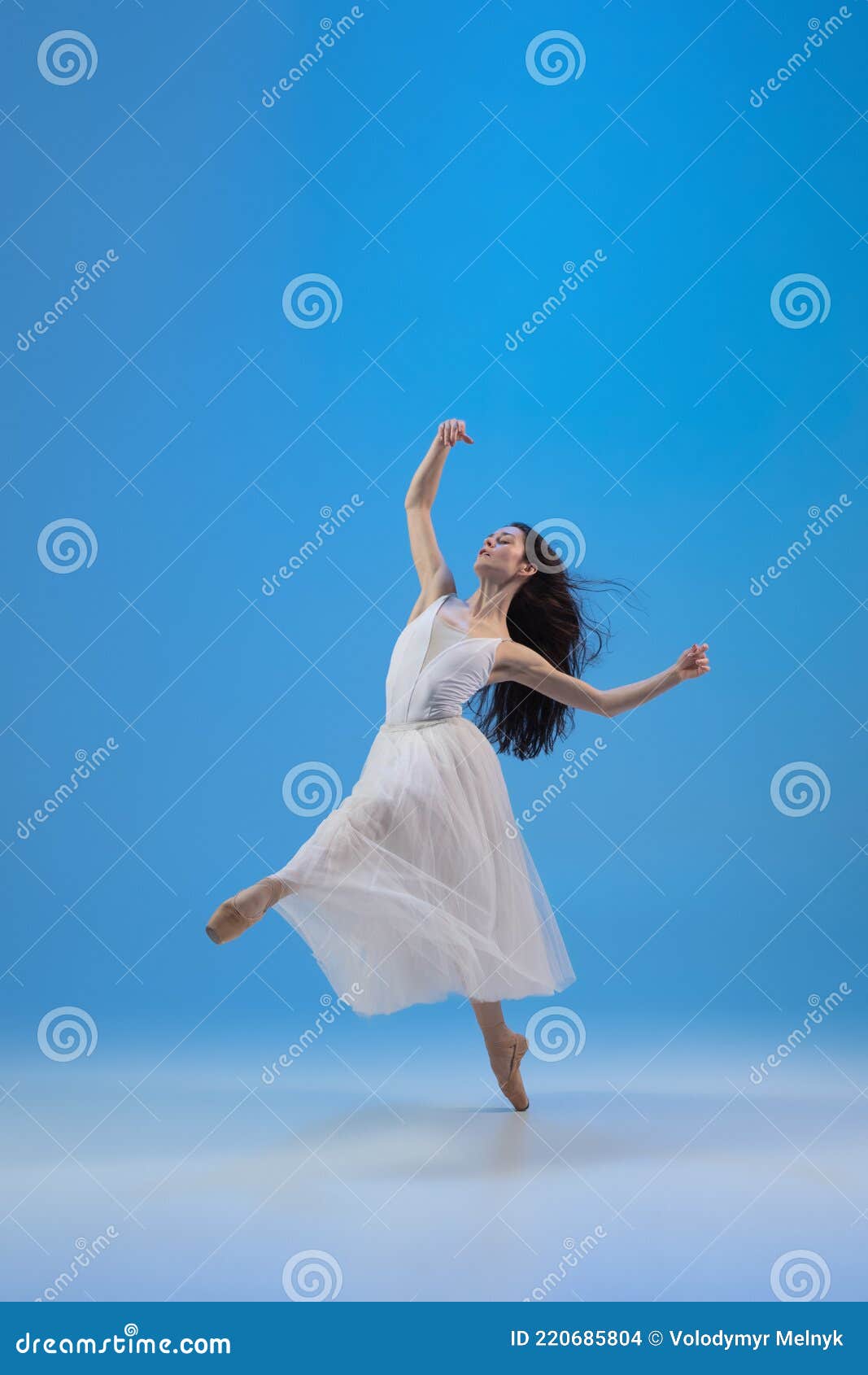 молодая и невероятно красивая балерина позирует и танцует в синей студии,  полной света. Стоковое Фото - изображение насчитывающей тренировка, вполне:  220685804