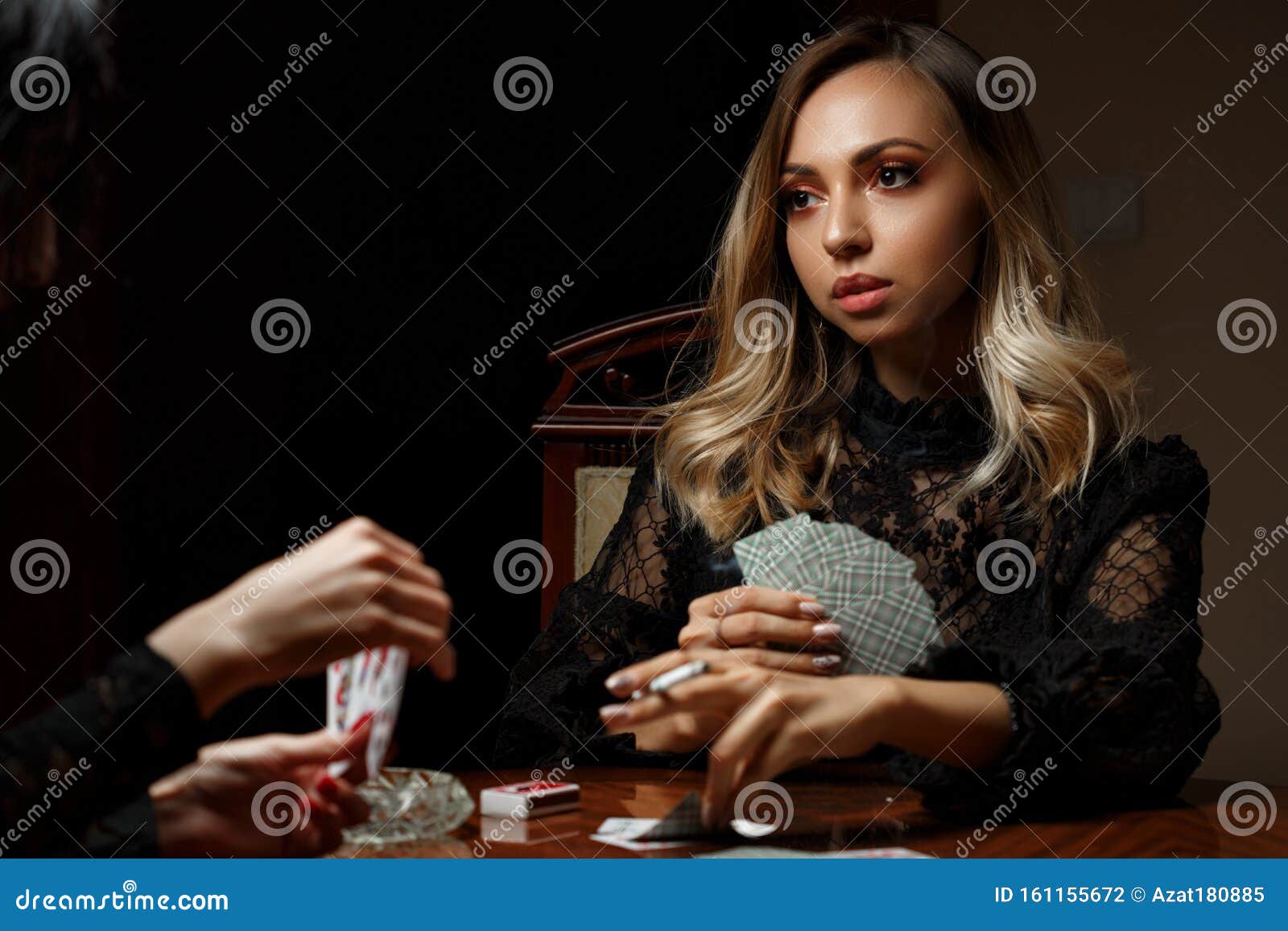 девочка играет с мальчиком в карты на раздевание