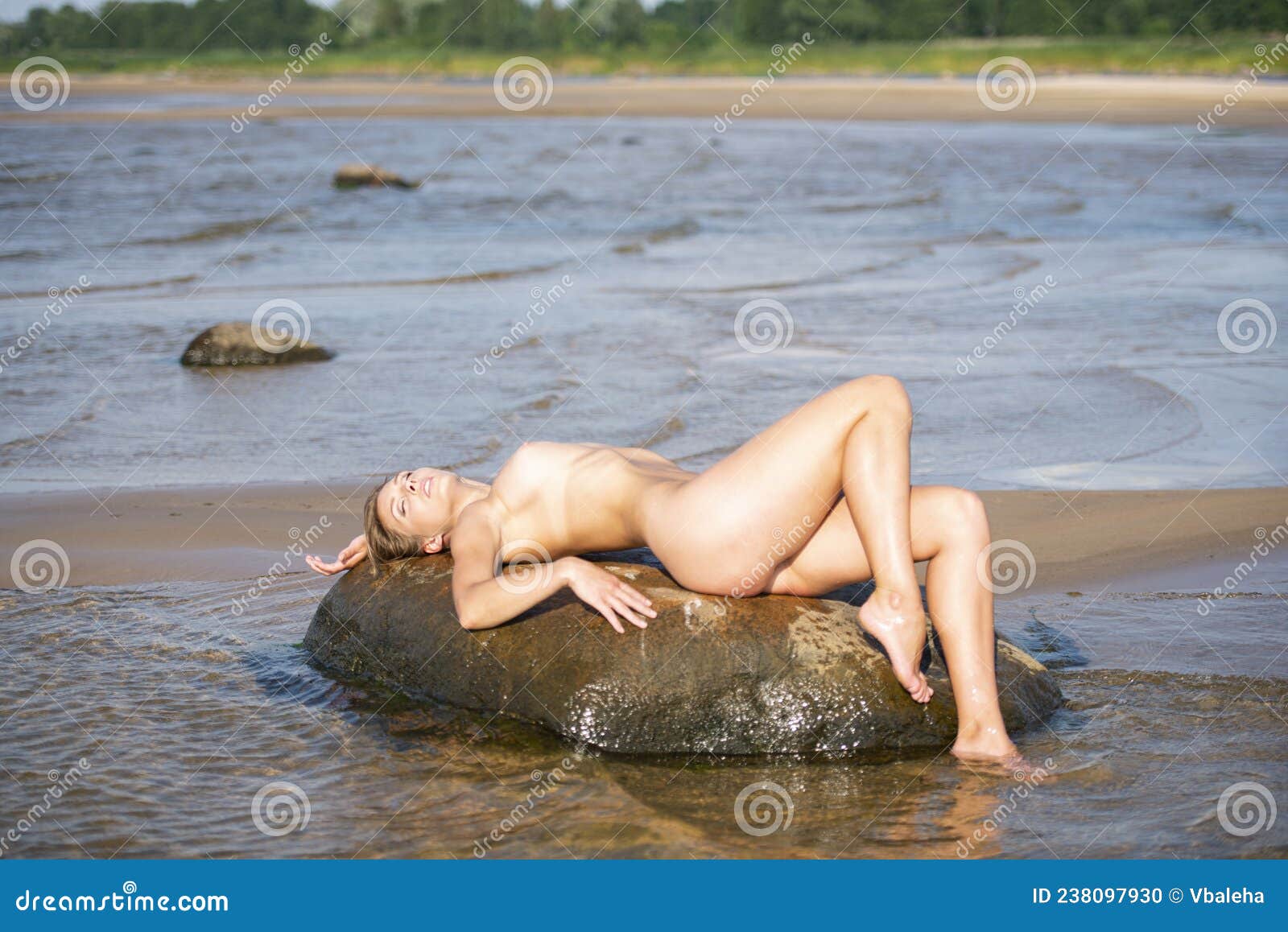 голая женщина на камне