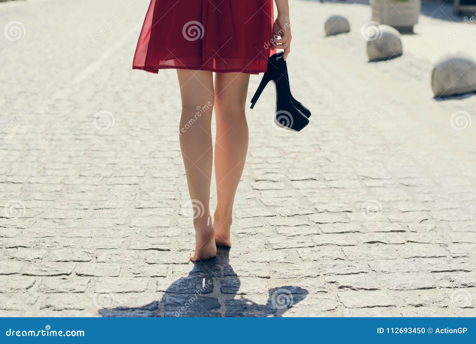 Топоча каблуками по пустынной палубе поспешно бегу. Девушка с туфлями в руках. Босая девушка с туфлями в руках. Девушка в платье босиком. Босиком туфли в руках.