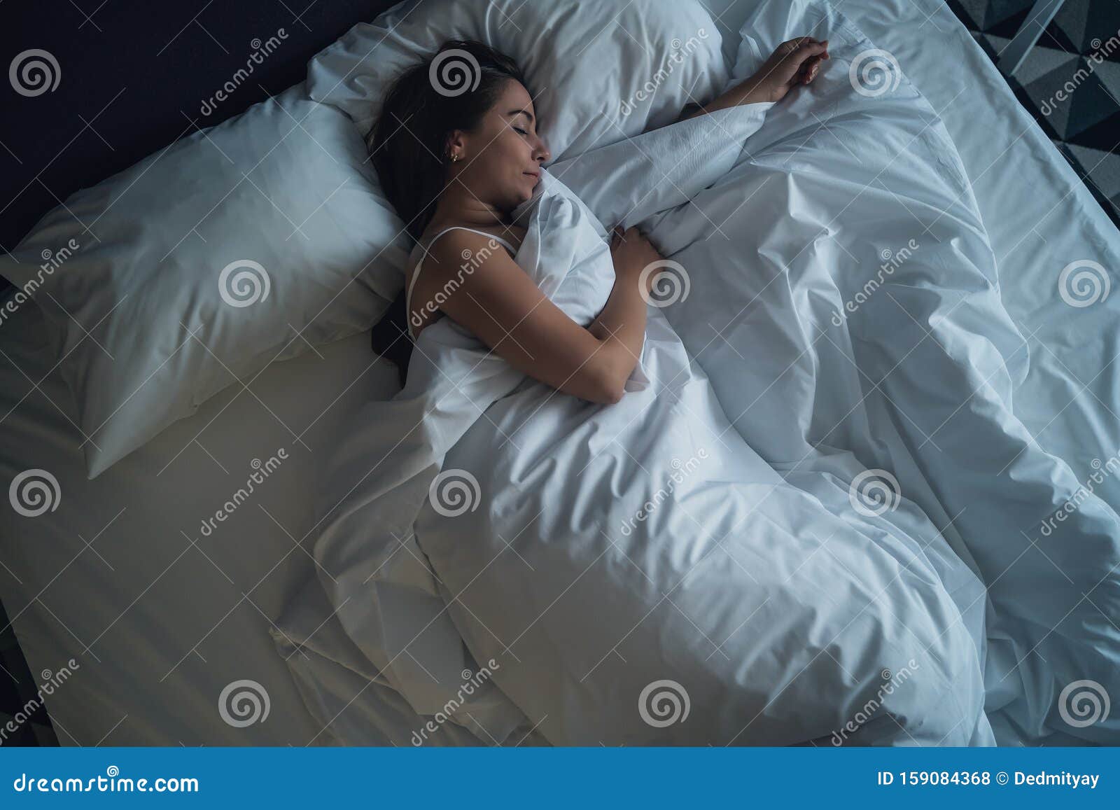 Красивые девушки на кровати фото