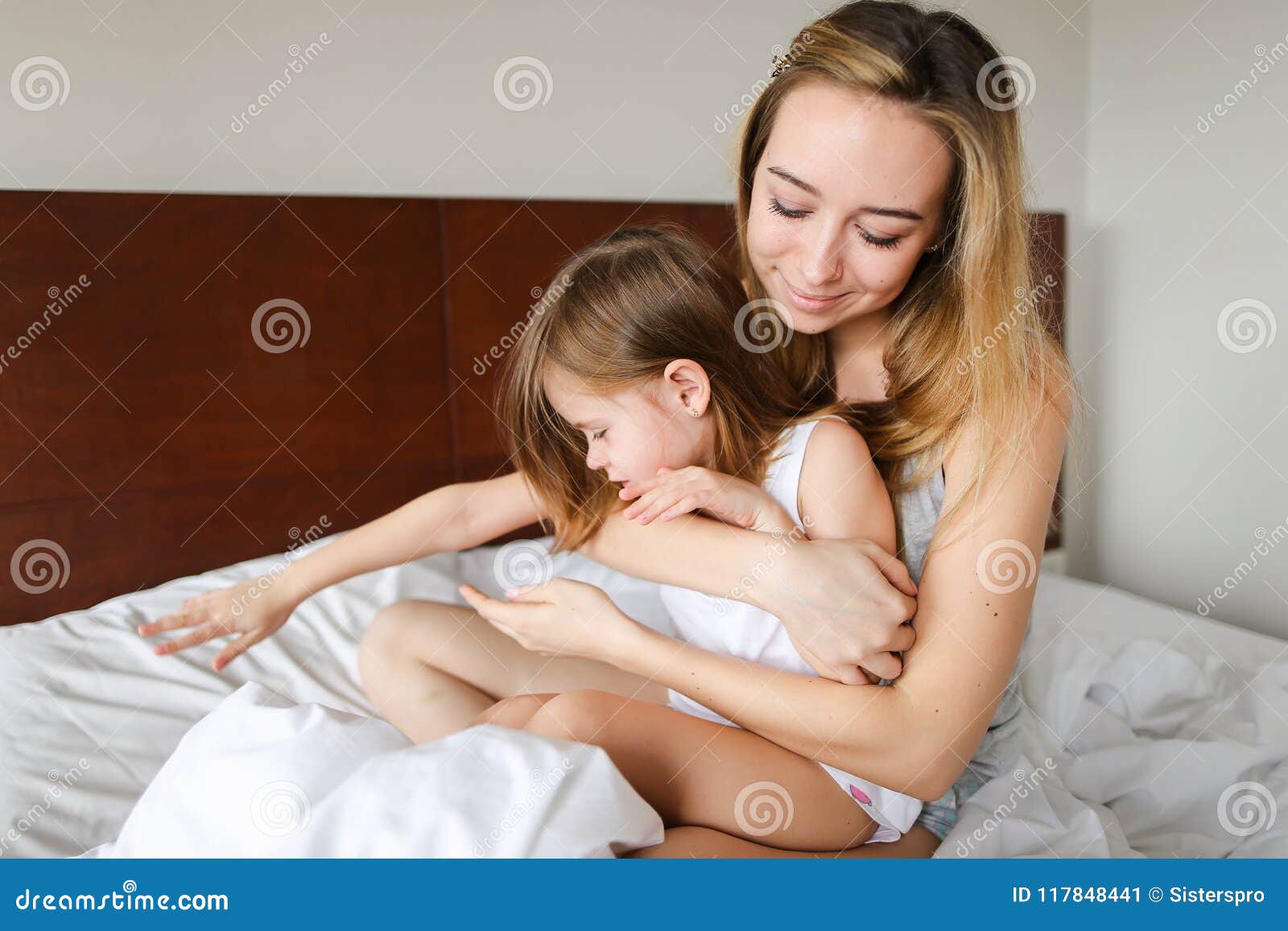 поласкал дочку. поласкал дочку. папа и дочка вместе спят. поласкал дочку. мать и дочь ласкают друг друга.