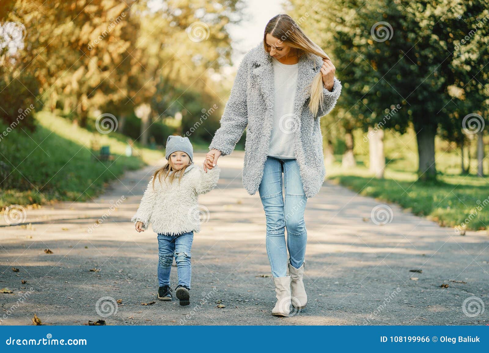 Мама с марусей любят гулять в парке. Фото женщин с детьми на прогулке. Мама играет с ребенком в догонялки. Мама с ребенком на прогулке референс. Молодая мама гуляет с ребенком.
