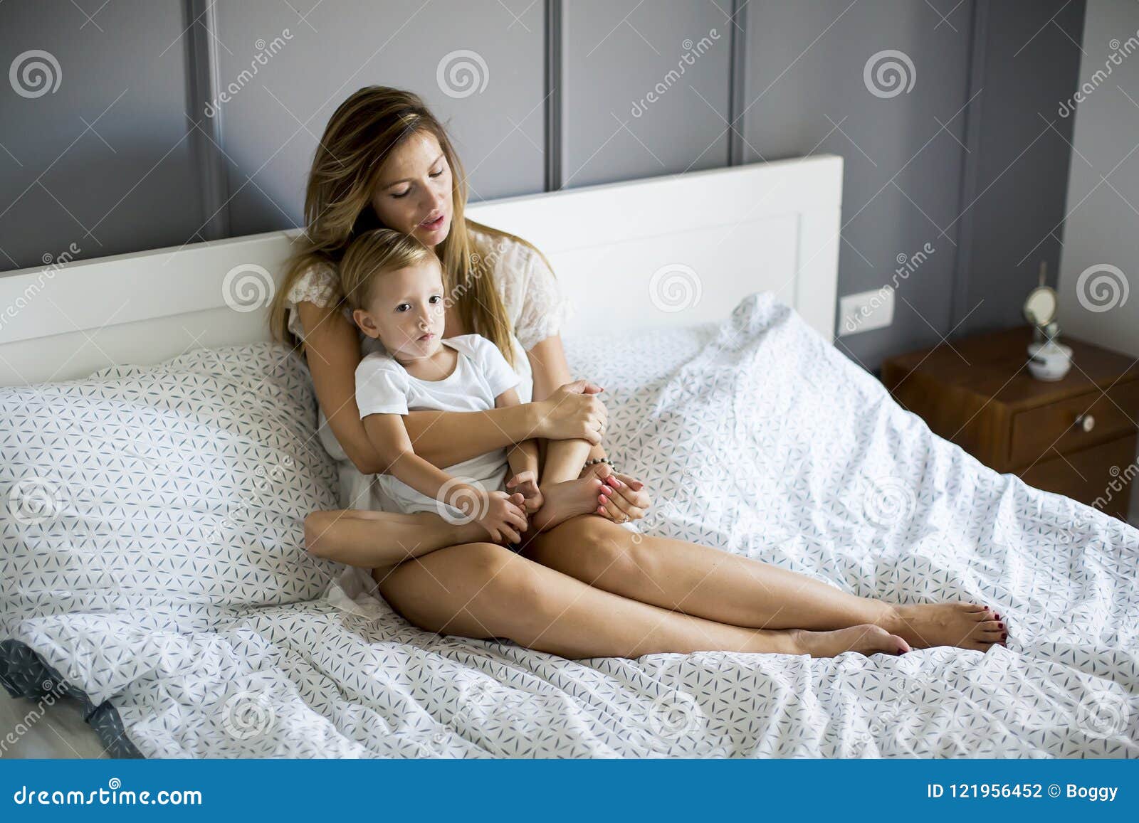1 кровать с мамой. Молодые мамочки в постели. Фотосессия мама с сыном в постели. Молодая мама в постели. Сынишка с мамашей в постели.
