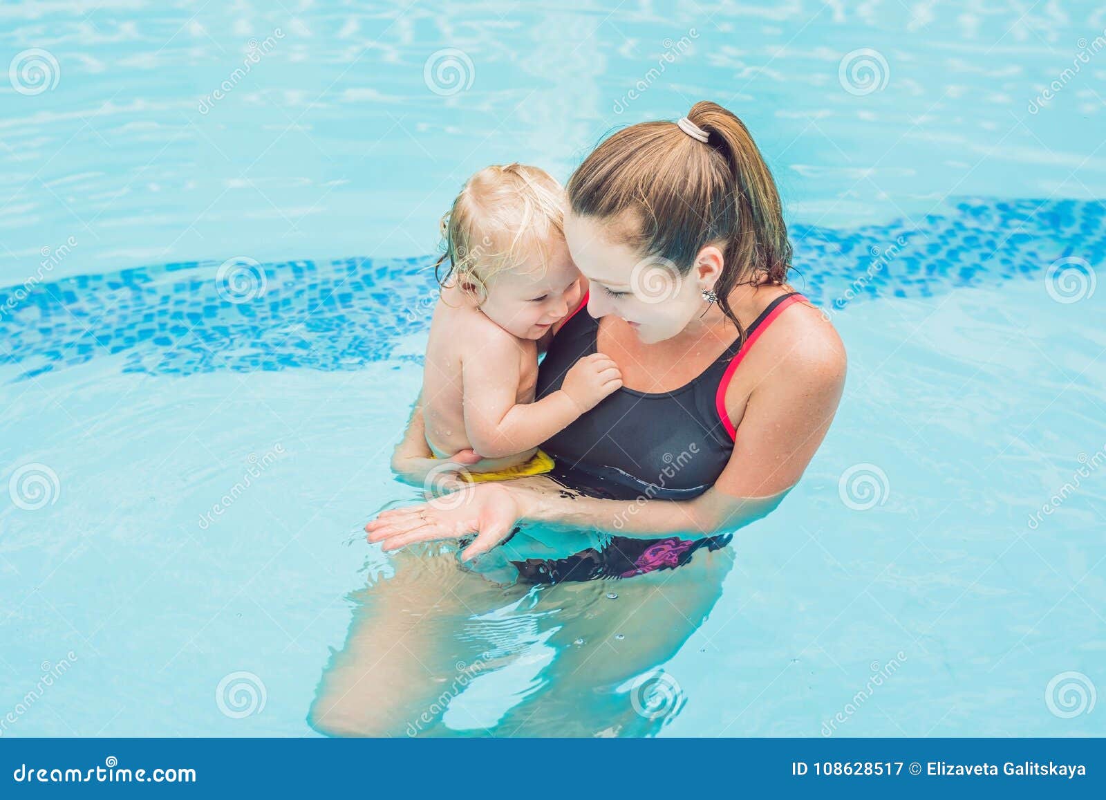 С мамой друга в бассейне. Мама с дочкой в бассейне. Мама с дочкой в бассейне. Мальчик в бассейне с мамой. Фотосессия мамы и сына в бассейне.