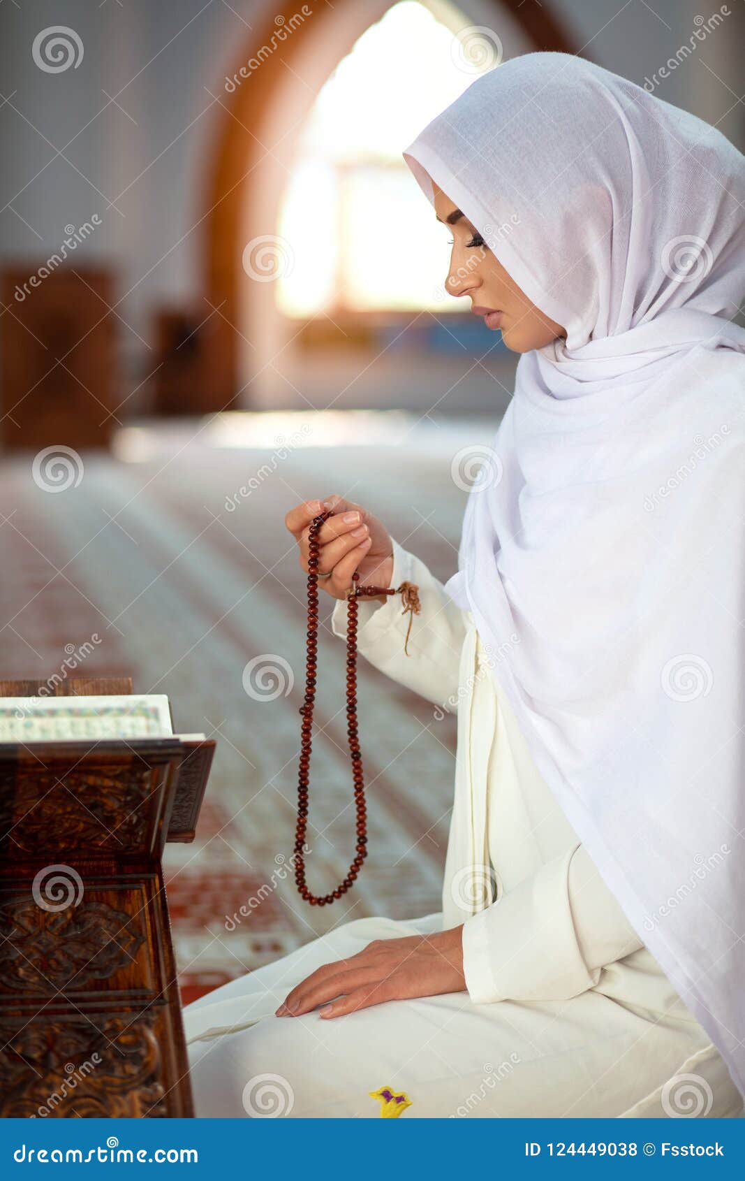 Молитва мусульманских женщин. Мусульманка молится в мечети. Молящаяся девушка мусульманка. Мусульманские женщины молятся. Мусульманская девушка молится.