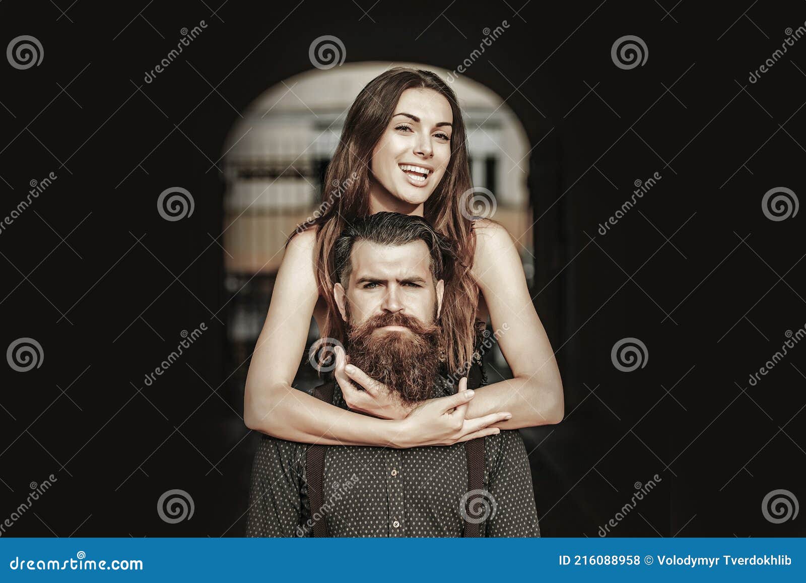молодая пара красивого бородатого мужчины с длинной бородой в рубашке и довольно сексуально улыбающейся счастливой женщины или дев Стоковое Фото - изображение насчитывающей пары, запальчиво: 216088958
