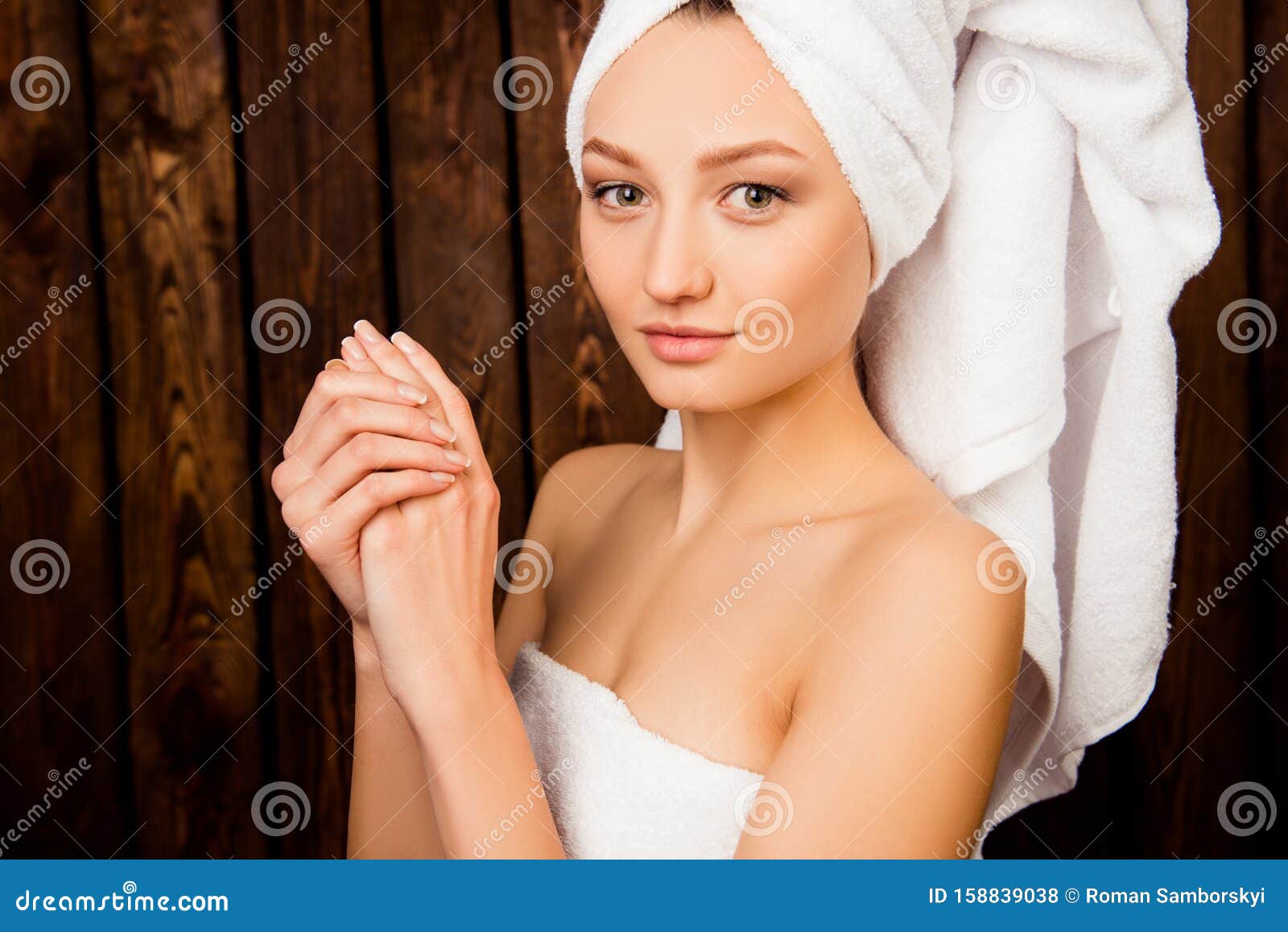 Девочка в полотенце. Девушка с полотенцем на голове. Девушка с полотенцем на голове спа. Фотомодели в полотенцах на голове. Красивая девушка в полотенце.
