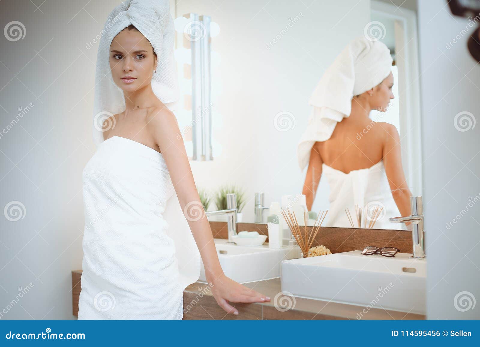 Упало полотенце перед. Девушка в полотенце перед зеркалом. Девушка в ванной у зеркала в полотенце. Фото в полотенце перед зеркалом.