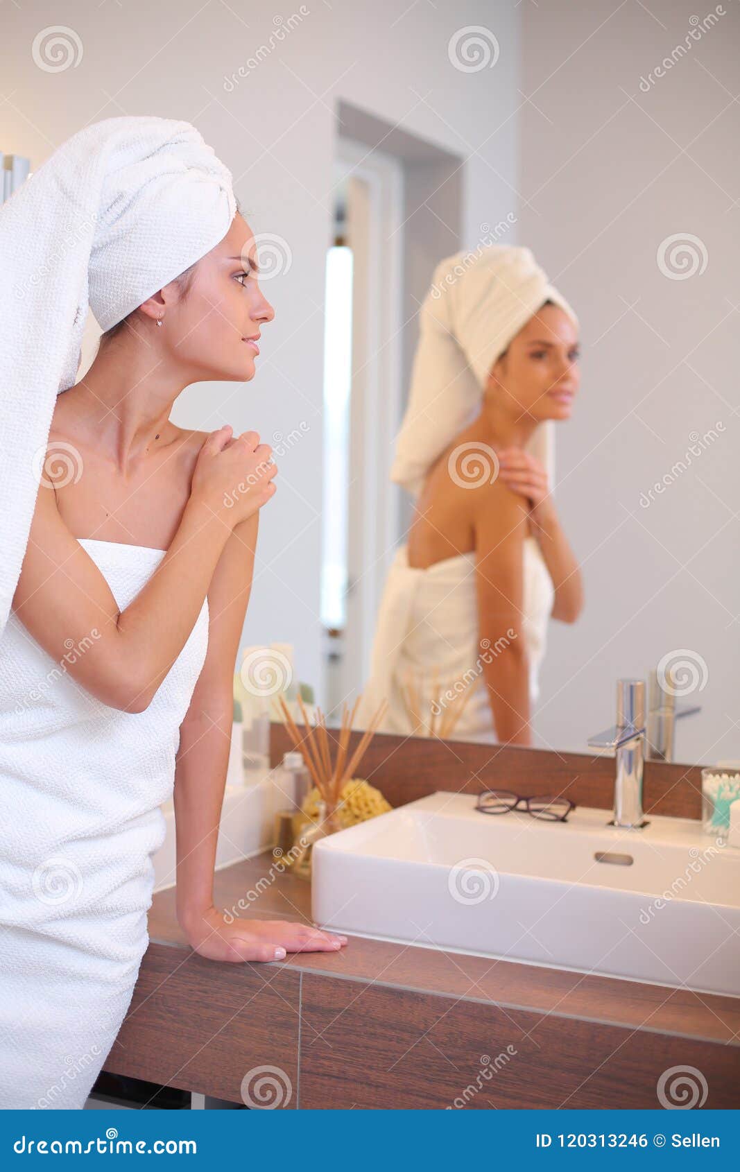 Упало полотенце перед. Фотосессия в ванной перед зеркалом. Девушка в полотенце перед зеркалом. Девушка у зеркала в ванной. Женщина перед зеркалом в ванной.