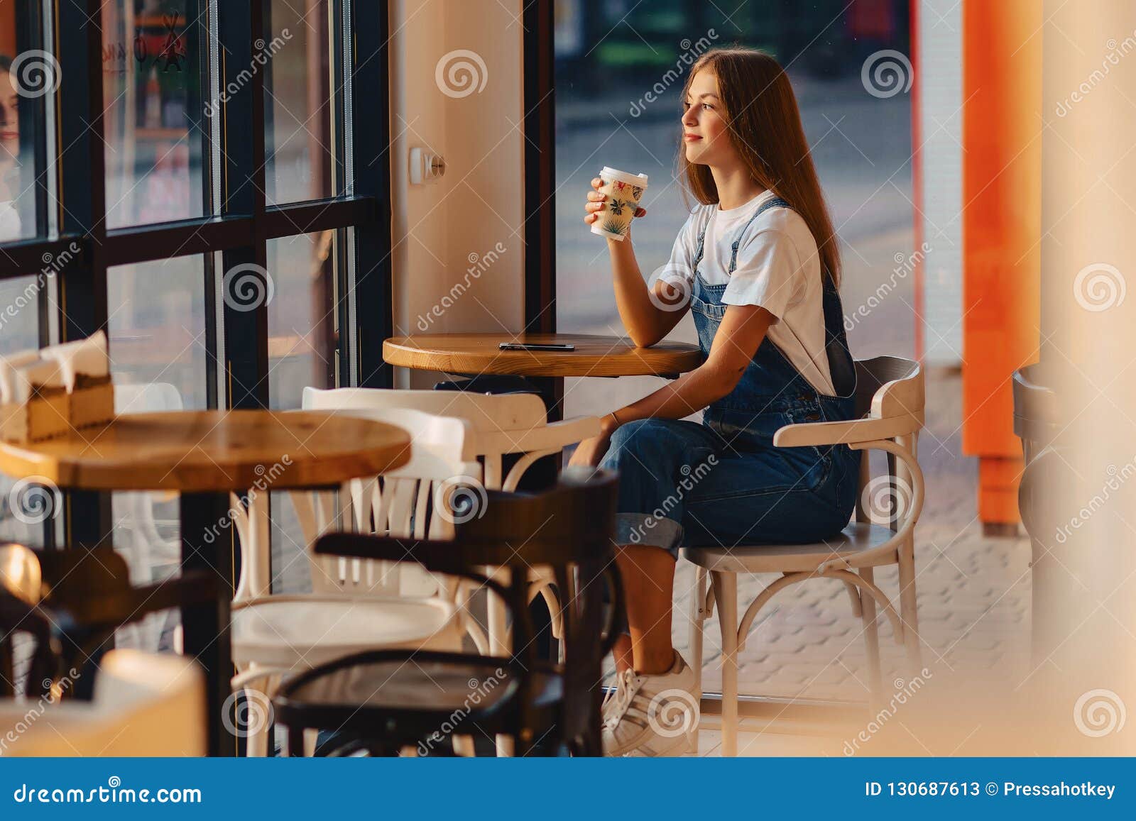 девушка сидит в кафе. девушка мечтает с кофе. милая девушка в кафе. задумчивая девушка в кафе. девушка сидит в кафе на улице.