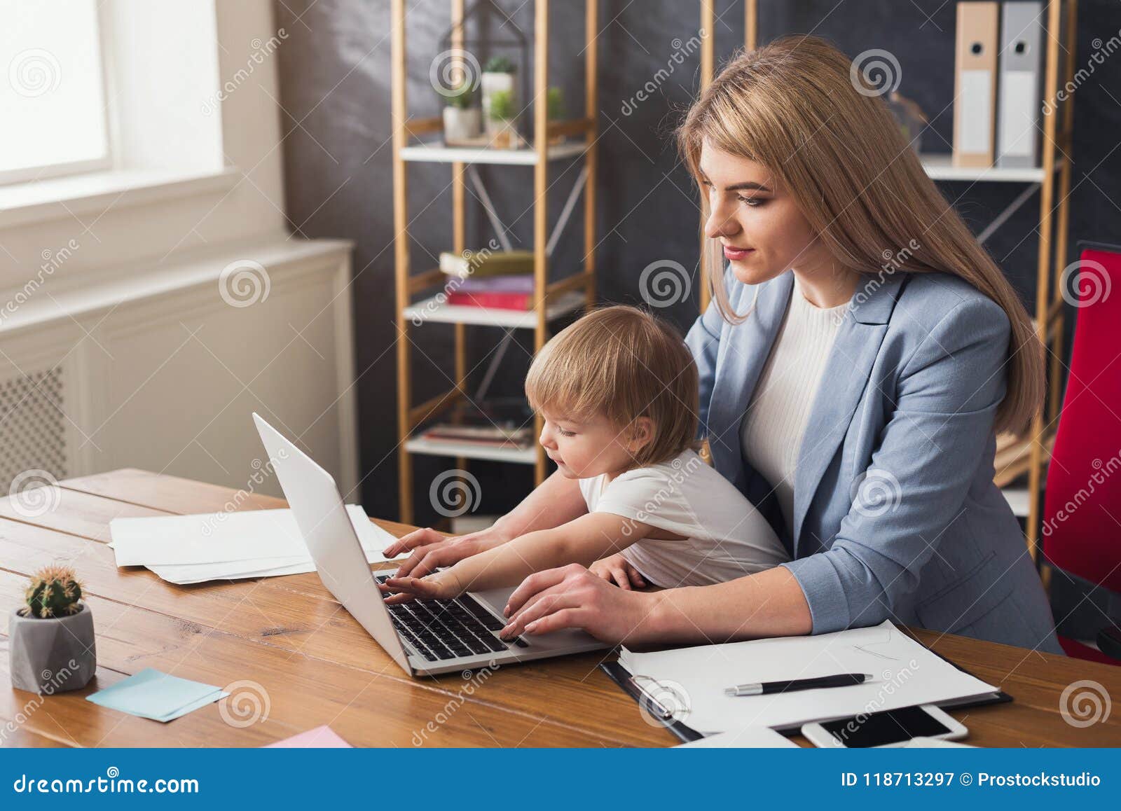 Мама на работе на английском. Молодая мама работает. Социальные ожидания от молодой работающей мамы.