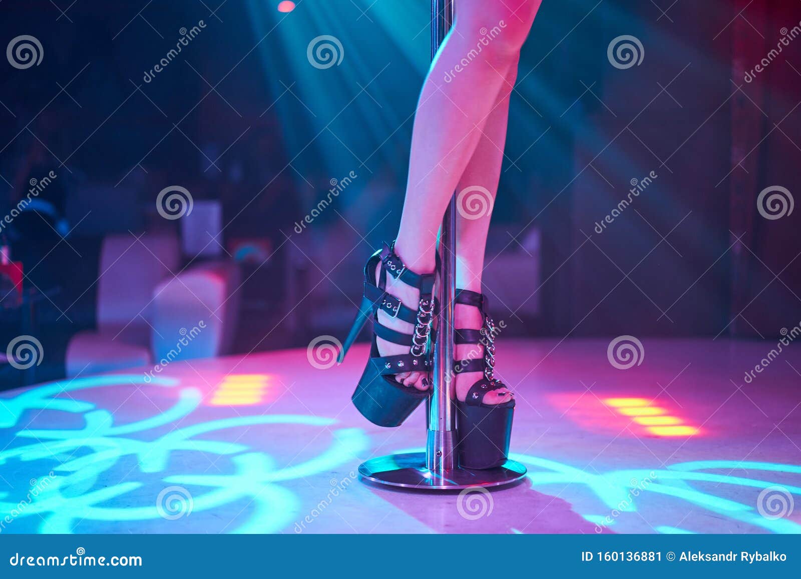 Сексуальные Девушки Танцуют В Клубе