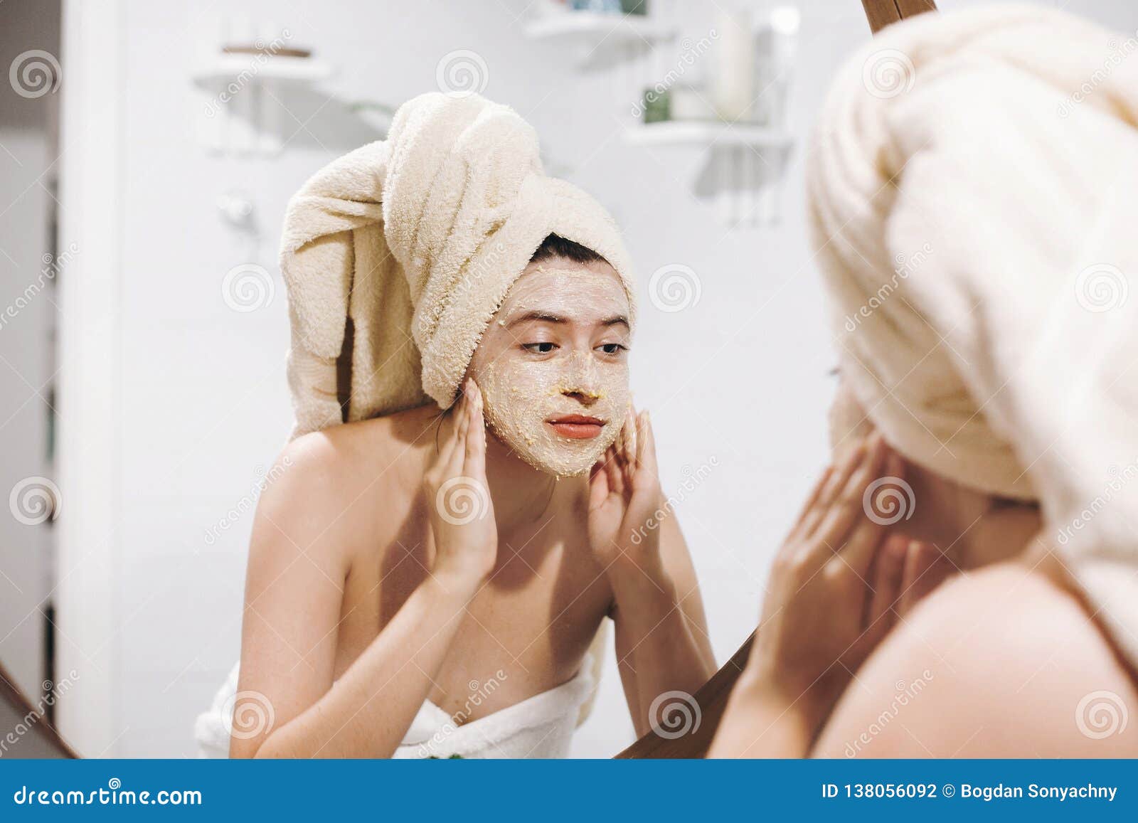 Чего делают после ванны. Маска для лица женщина с полотенцем. Девушка с маской на лице перед зеркалом. Очищение кожи лица перед зеркалом. Девушка делает маску в ванной.