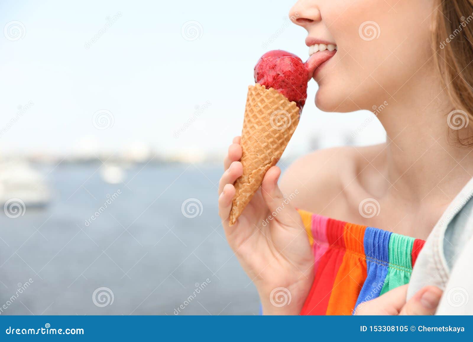 человек ест мороженое. Eating ice cream перевод. мороженое. с мороженым. Charli damelio eat ice cream.