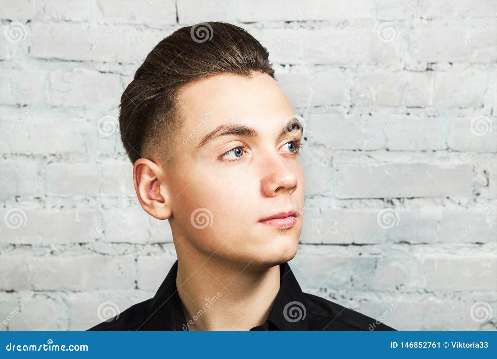 Molodoj Belyj Paren So Stilem Prichesok Pompadour Odetym V Chernoj Rubashke S Sereznoj Storonoj Na Predposylke Kirpichnoj Steny Stokovoe Izobrazhenie Izobrazhenie Naschityvayushej Belyj Kirpichnoj 146852761