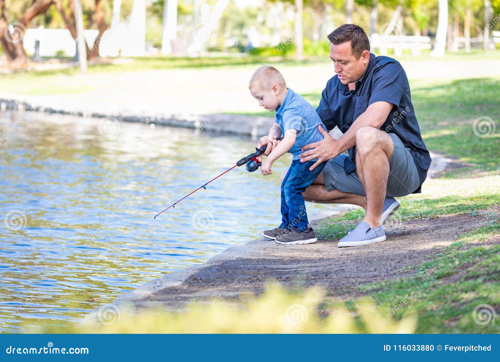 Сын ловит рыбу. Отец и сын на рыбалке. Папа с сыном на рыбалке. Рыбалка с сыном. Отец и сын рыбачат.